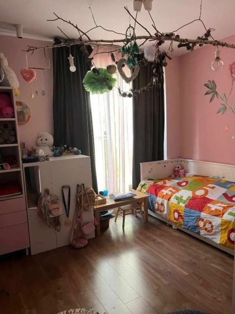 Unic! Apartament 5 camera si curte de 210 mp, central - Iţi doreşti să locuieşti într-o locaţie centrală şi liniştită în acelaşi timp, sa ai acces rapid la toate mijloacele de transport in comun, scoli, licee, spital, piata Obor, mall? Sau sa-ti indeplinesti un obiectiv investitional indraznet, printr-un randament excelent, realizat din închiriere sau exploatare comerciala (bistro, restaurant, cafenea, sediu firma etc)?

Oportunitate unica in Bucuresti!!! 

Aceasta proprietate unica se afla la intersectia cartierelor Calea Moşilor, Obor, Foişorul de foc, Mihai Bravu, la parter, intr-un bloc unicat, finalizat in 2020. 

Apartamentul de 110 mp utili are: 4 dormitoare, 2 bai, 2 dressing, 1 spaţiu de zi (bucătărie SIPRO deschisă, loc de luat masa, living). Bucataria SIPRO se vinde cu electrocasnice de ultima generatie (plita si cuptor cu inductie BOSH, hota, masina spalat vase, masina spalat rufe). Apartamentul este incalzit prin sistem de incalzire in pardoseala. 

PROPRIETATEA are 2 intrari: prin scara blocului si separat, direct in curte. 
210 mp de curte proprie cu loc de joaca pentru copii, 2 terase, loc de foc

Optional se vand si doua locuri de parcare in garaj subteran.
Incalzire in pardoseala
Aer condiţionat
Centrala proprie
Usor reamenajabil.