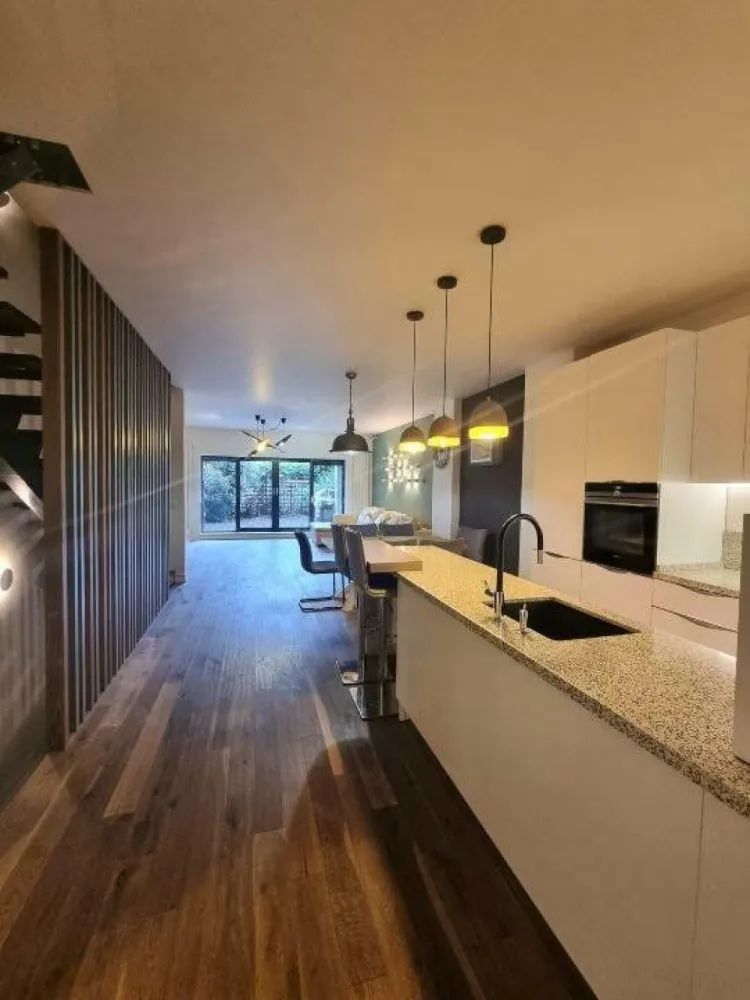 Apartament 6 camere, gradina privata - Un apartament spaţios şi confortabil, cu 6 camere, potrivit pentru o familie mare sau pentru cei care doresc mai mult spaţiu. Apartamentul are 4 băi elegante, fiecare cu finisaje moderne şi dotate cu toate facilităţile necesare. 
Compartimentarea este facuta astfel: 
-un loc de parcare in subteran cu intrare direct in apartament, intr-o camera open space foarte generoasa, cu pereti izolati fonic.
-Parterul este un open space in care sunt amenajate zona de living, zona de dinning, bucataria si un vestibul la intrare. aici regasim de asemenea o baie si accesul catre gradina privata
- Etajul 1 are 2 camere, fiecare cu baie proprie si un balcon
- Etajul 2 dispune de 2 camere, o baie generoasa cu cada si dus si o terasa spatioasa.

Apartamentul este mobilat şi utilat, având finisaje superioare. Dispune de mobilier elegant şi util, dotări ce includ sisteme de climatizare şi încălzire, ferestre termoizolante, camere de supraveghere şi multe altele. 

Aceasta este o oportunitate excelentă de a achiziţiona un apartament deosebit, gata de a fi locuit, situat intr-un complex ce dispune de paza, locuri de joaca pentru copii, sala de fitness si alte facilitati.

Acest anunt este postat direct de catre proprietar.
