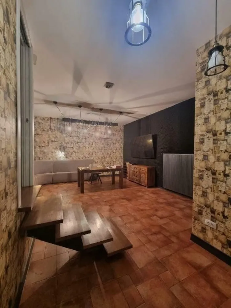 Apartament 6 camere, gradina privata - Un apartament spaţios şi confortabil, cu 6 camere, potrivit pentru o familie mare sau pentru cei care doresc mai mult spaţiu. Apartamentul are 4 băi elegante, fiecare cu finisaje moderne şi dotate cu toate facilităţile necesare. 
Compartimentarea este facuta astfel: 
-un loc de parcare in subteran cu intrare direct in apartament, intr-o camera open space foarte generoasa, cu pereti izolati fonic.
-Parterul este un open space in care sunt amenajate zona de living, zona de dinning, bucataria si un vestibul la intrare. aici regasim de asemenea o baie si accesul catre gradina privata
- Etajul 1 are 2 camere, fiecare cu baie proprie si un balcon
- Etajul 2 dispune de 2 camere, o baie generoasa cu cada si dus si o terasa spatioasa.

Apartamentul este mobilat şi utilat, având finisaje superioare. Dispune de mobilier elegant şi util, dotări ce includ sisteme de climatizare şi încălzire, ferestre termoizolante, camere de supraveghere şi multe altele. 

Aceasta este o oportunitate excelentă de a achiziţiona un apartament deosebit, gata de a fi locuit, situat intr-un complex ce dispune de paza, locuri de joaca pentru copii, sala de fitness si alte facilitati.

Acest anunt este postat direct de catre proprietar.