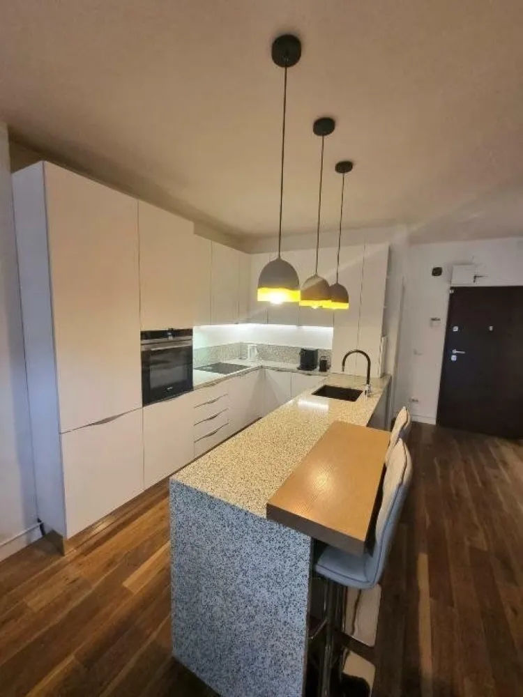 Apartament 6 camere, gradina privata - Un apartament spaţios şi confortabil, cu 6 camere, potrivit pentru o familie mare sau pentru cei care doresc mai mult spaţiu. Apartamentul are 4 băi elegante, fiecare cu finisaje moderne şi dotate cu toate facilităţile necesare. 
Compartimentarea este facuta astfel: 
-un loc de parcare in subteran cu intrare direct in apartament, intr-o camera open space foarte generoasa, cu pereti izolati fonic.
-Parterul este un open space in care sunt amenajate zona de living, zona de dinning, bucataria si un vestibul la intrare. aici regasim de asemenea o baie si accesul catre gradina privata
- Etajul 1 are 2 camere, fiecare cu baie proprie si un balcon
- Etajul 2 dispune de 2 camere, o baie generoasa cu cada si dus si o terasa spatioasa.

Apartamentul este mobilat şi utilat, având finisaje superioare. Dispune de mobilier elegant şi util, dotări ce includ sisteme de climatizare şi încălzire, ferestre termoizolante, camere de supraveghere şi multe altele. 

Aceasta este o oportunitate excelentă de a achiziţiona un apartament deosebit, gata de a fi locuit, situat intr-un complex ce dispune de paza, locuri de joaca pentru copii, sala de fitness si alte facilitati.

Acest anunt este postat direct de catre proprietar.