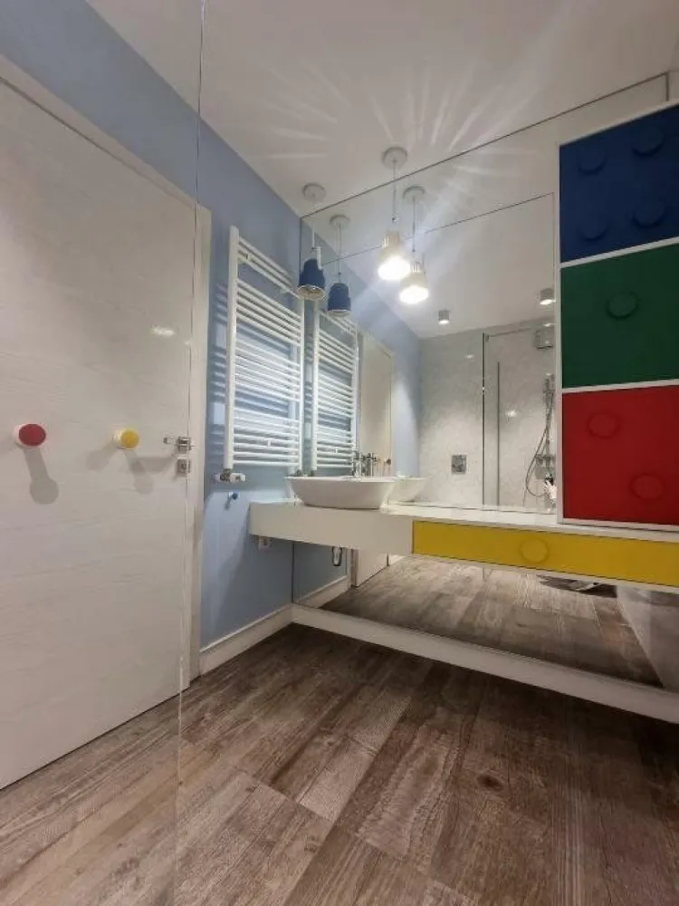 Apartament 6 camere, gradina privata - Un apartament spaţios şi confortabil, cu 6 camere, potrivit pentru o familie mare sau pentru cei care doresc mai mult spaţiu. Apartamentul are 4 băi elegante, fiecare cu finisaje moderne şi dotate cu toate facilităţile necesare. 
Compartimentarea este facuta astfel: 
-un loc de parcare in subteran cu intrare direct in apartament, intr-o camera open space foarte generoasa, cu pereti izolati fonic.
-Parterul este un open space in care sunt amenajate zona de living, zona de dinning, bucataria si un vestibul la intrare. aici regasim de asemenea o baie si accesul catre gradina privata
- Etajul 1 are 2 camere, fiecare cu baie proprie si un balcon
- Etajul 2 dispune de 2 camere, o baie generoasa cu cada si dus si o terasa spatioasa.

Apartamentul este mobilat şi utilat, având finisaje superioare. Dispune de mobilier elegant şi util, dotări ce includ sisteme de climatizare şi încălzire, ferestre termoizolante, camere de supraveghere şi multe altele. 

Aceasta este o oportunitate excelentă de a achiziţiona un apartament deosebit, gata de a fi locuit, situat intr-un complex ce dispune de paza, locuri de joaca pentru copii, sala de fitness si alte facilitati.

Acest anunt este postat direct de catre proprietar.