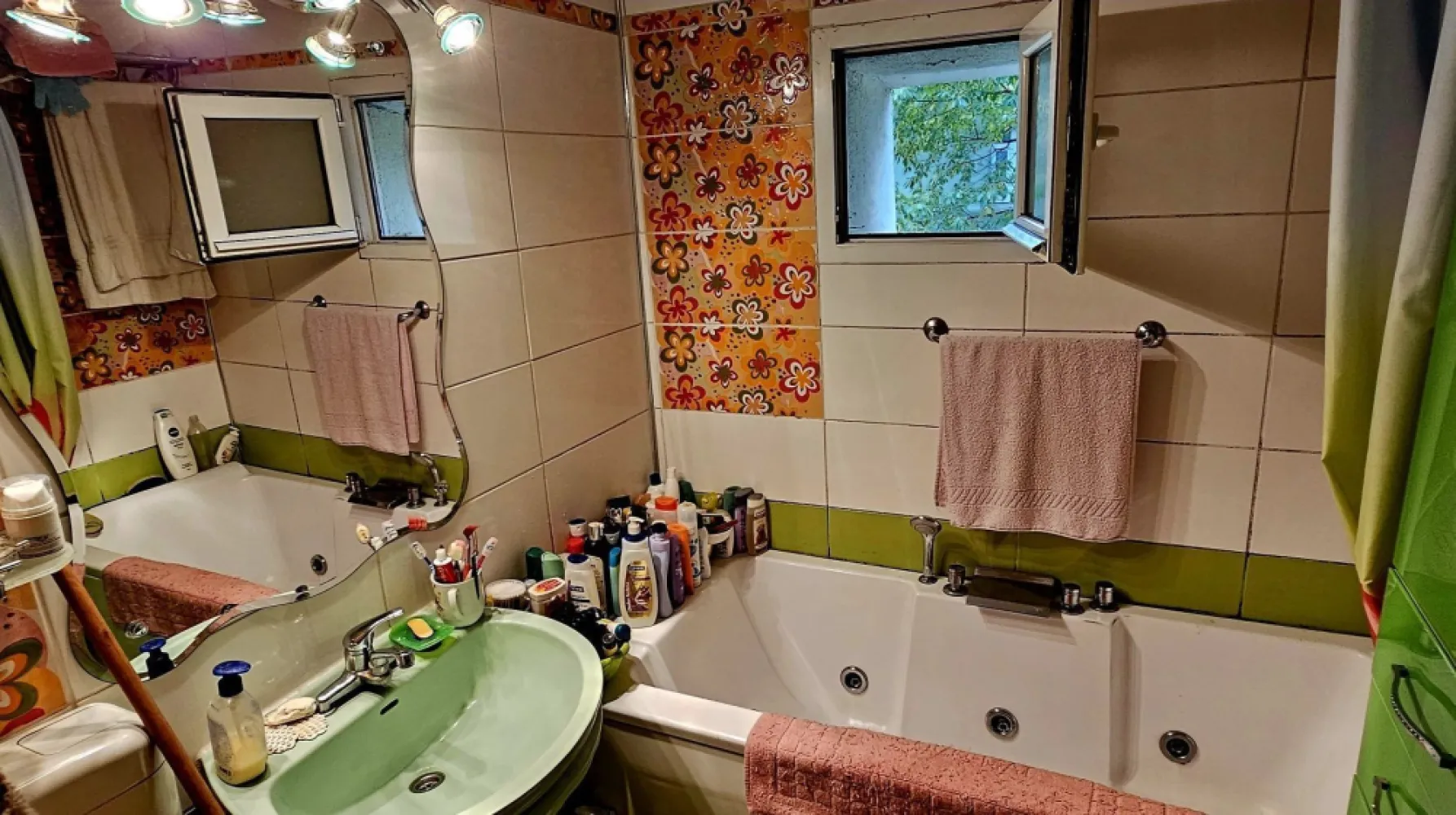 Apartament 4 camere decomandat, sector 1 - Vand apartament cu 4 camere cu vedere, spre parcul Ragina Maria, decomandat, etaj 2/10, usa metalica, parchet lemn masiv in fiecare camera, gresie, faianta, geamuri termopan, tamplarie Gealan cu sprosuri, centrala proprie cu contract la zi Romstal cu calorifere in fiecare camera si cu incalzire in pardoseala pe holuri si in bucatarie, doua balcoane (unul cu vedere catre parc si verdeata, al doilea cu vedere in spatele blocului), doua aere conditionate (unul in dormitorul matrimonial si celalalt pe hol), doua bai (una cu cada jacuzzi si cealalta are cabina dus cu hidromasaj si radio), dressing, interfon. Apartamentul este prevazut cu alarma cu senzori (monitorizare si interventie Nei Guard). Zona este linistita,langa parcul Regina Maria, Scoala la 3 minute de mers pe jos; 1 min. de statia tramvaiului 41 si 5 min. de metrou Crangasi, 10 min. de Gara de Nord, 10 min. Parcul Herastrau, 10 min. Piata Victoriei Blocul, construit in 1981, a fost reabilitat, renovat,inlocuit ascensorul, etc., acum doi ani (2022,). Proprietar! Vă așteptăm la vizionat. Merită!