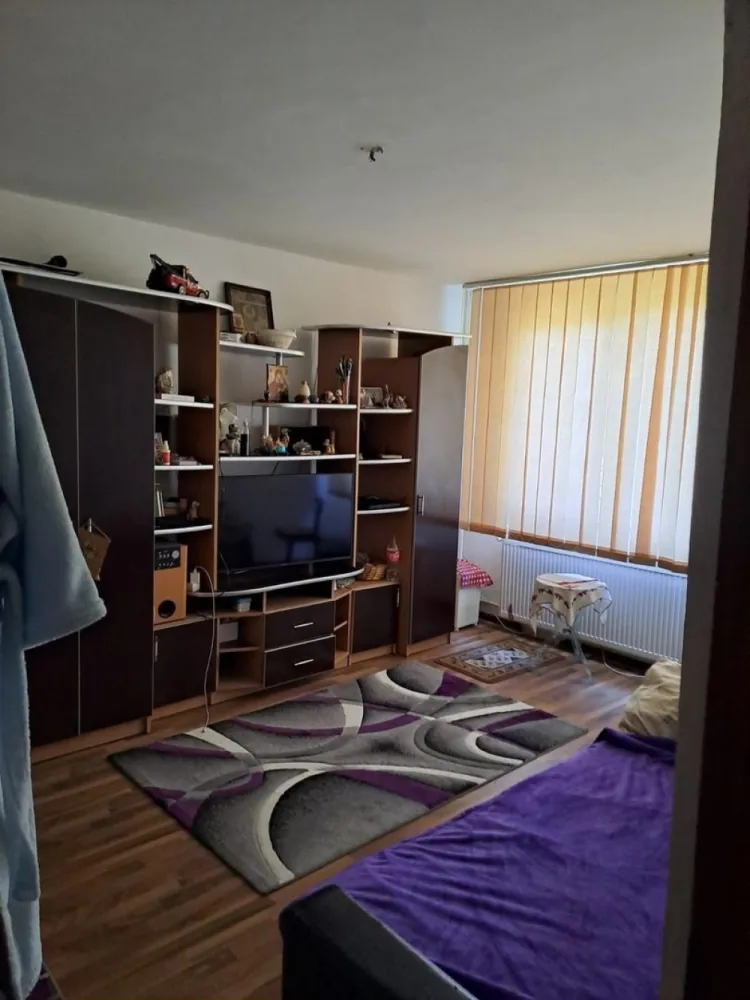 Vand ap 4 decomandat Sector 4 Straja -Drumul Gazarului-Bd. Brancoveanu - Proprietar vand ap 4 camere decomandat cu balcon, bucatarie spatioasa, et 3 din 4, bloc reabilitat recent. Are 1 baie + 1 grup sanitar.
Detin loc de parcare in fata blocului care se poate prelua de catre noul proprietar.
Acte la zi , cadastru, certificat energetic.
An constructie 1975.
Zona linistita , scoala si gradinita in apropiere.
Aleea Dolina nr 4 , Berceni