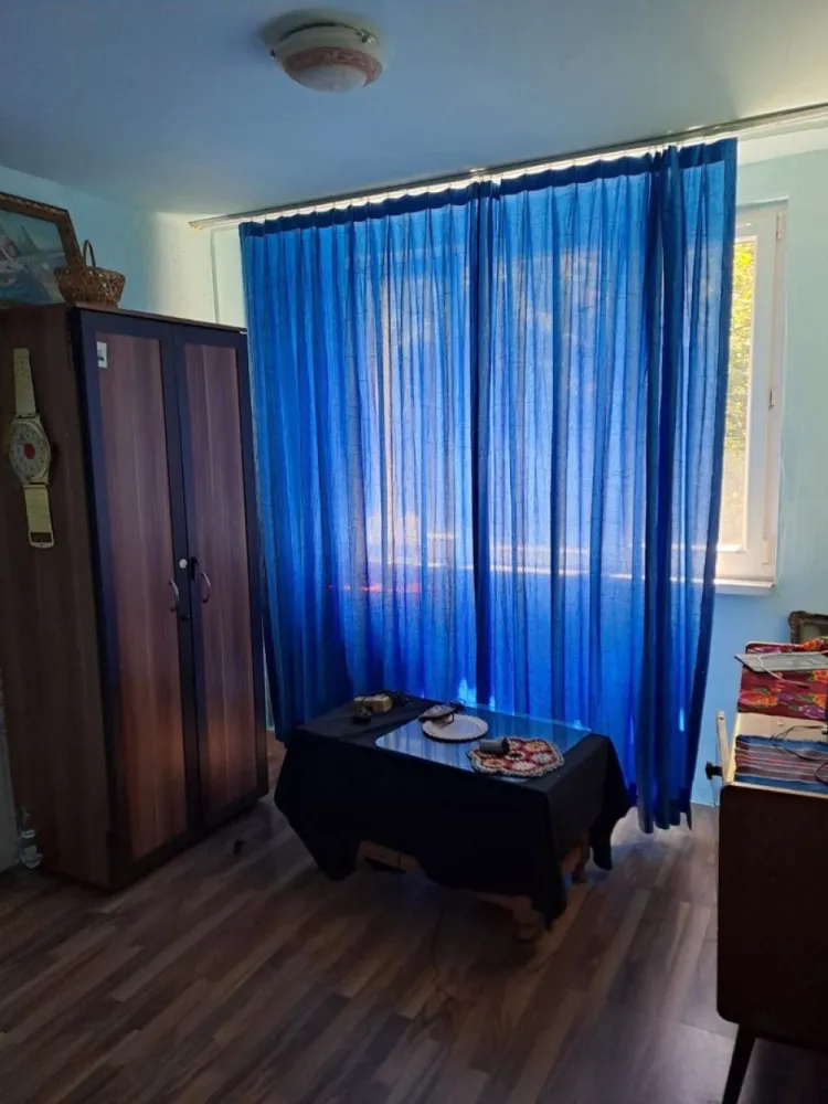 Vand ap 4 decomandat Sector 4 Straja -Drumul Gazarului-Bd. Brancoveanu - Proprietar vand ap 4 camere decomandat cu balcon, bucatarie spatioasa, et 3 din 4, bloc reabilitat recent. Are 1 baie + 1 grup sanitar.
Detin loc de parcare in fata blocului care se poate prelua de catre noul proprietar.
Acte la zi , cadastru, certificat energetic.
An constructie 1975.
Zona linistita , scoala si gradinita in apropiere.
Aleea Dolina nr 4 , Berceni