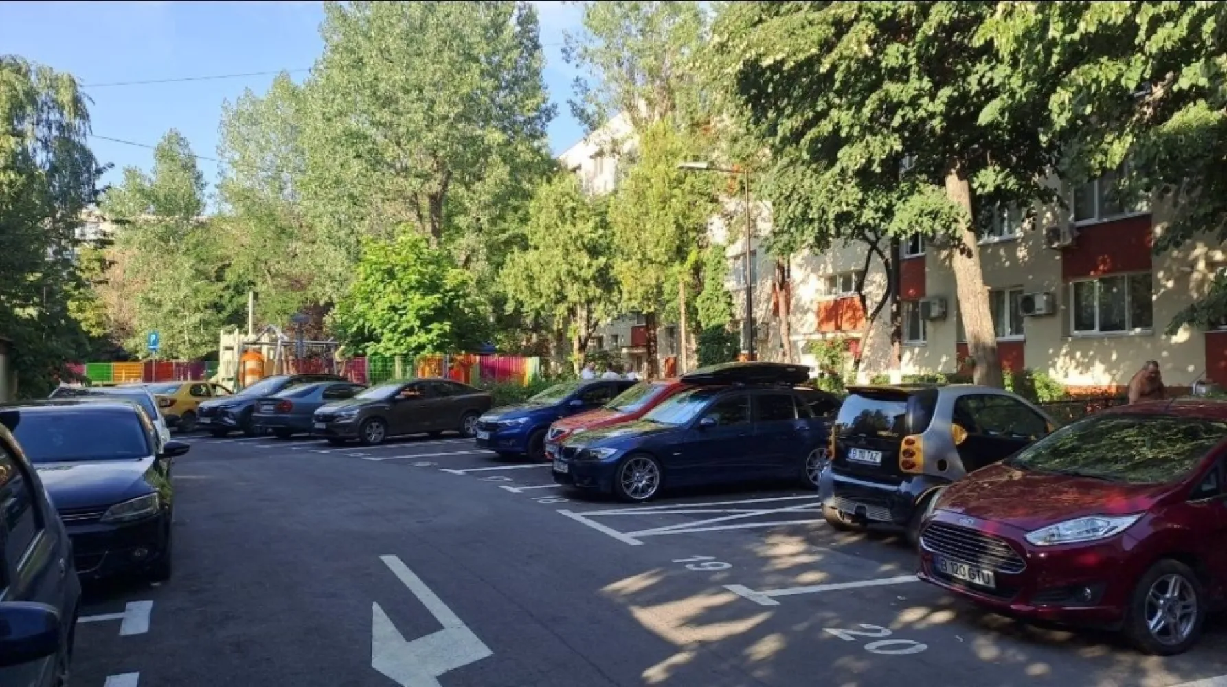 Vand ap 4 decomandat Sector 4 Straja -Drumul Gazarului-Bd. Brancoveanu - Proprietar vand ap 4 camere decomandat cu balcon, bucatarie spatioasa, et 3 din 4, bloc reabilitat recent. Are 1 baie + 1 grup sanitar.
Detin loc de parcare in fata blocului care se poate prelua de catre noul proprietar.
Acte la zi , cadastru, certificat energetic.
An constructie 1975.
Zona linistita , scoala si gradinita in apropiere.
Aleea Dolina nr 4 , Berceni