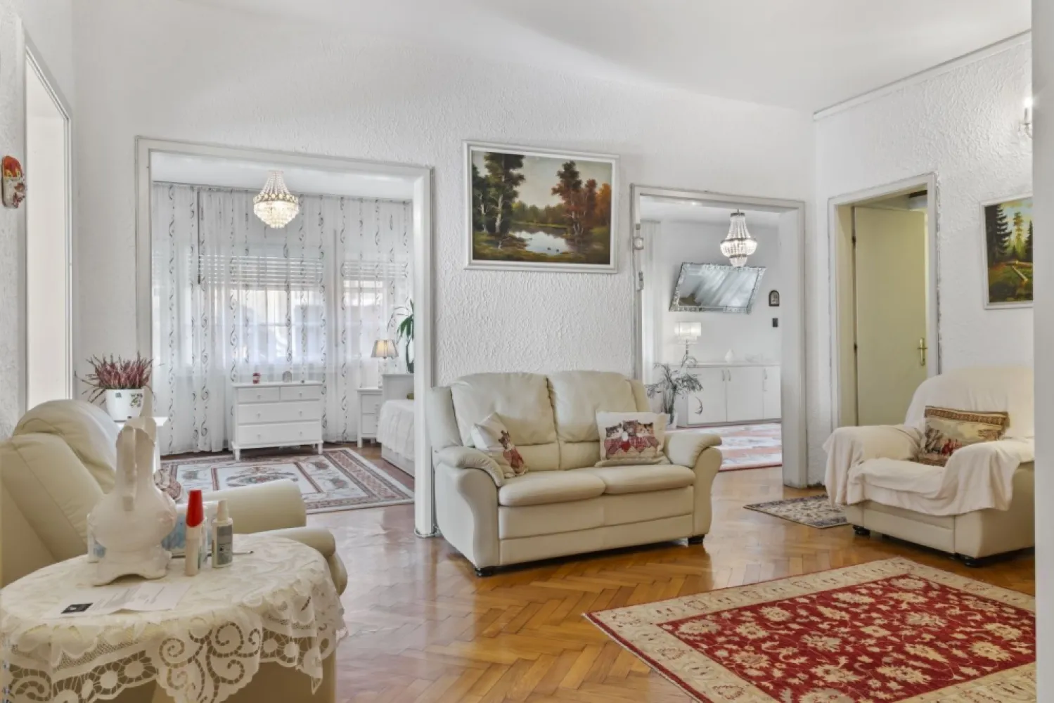 Vând apartament lux - Vând apartament lux, 3 camere plus hol locuibil, etajul 1 din 3, 117 mp locuibili, 165 mp construiți, in Piața Sfinții Voievozi Nr. 1, lângă liceul de muzică George Enescu, blocul cu librăria muzicală și bistrou la demisol. La nici 100 de metri se găsește căminul Moxa și facultatea de Finanțe- Bănci a ASE București. Toate actele la zi, apartamentul este construit in 1940. Locuit de familie neîntrerupt din 1983. Toate utilitățile contorizate separat, inclusiv centrală individuală pe gaz, aer condiționat, spații depozitare - 3 camere de serviciu, toaletă serviciu.
Apartamentul deține 30 mp teren și cotă parte din curțile interioare și exterioare Apartamentul este la etajul 1 din 3, are vedere pe toate direcțiile, foarte luminos și aerisit, o locație de mare clasă, are un vestibul la intrare către un hol mare locuibil de distribuție către cele 3 camere mari - două dormitoare și un living. Beneficiază de lumină naturală non stop având deschidere pe 3 direcții cardinale. Există baie matrimonială cu bideu, complet echipată, un wc de serviciu, debara, cămară, spatii depozitare, 2 camere de serviciu lângă bucătărie, iar la etajul 3 există încă 2 camere de serviciu folosite ca debara, locuibile fiecare a câte 4,5 mp fiecare. In fața intrării se găsește parcarea ADP sector 1. Acum 3-4 ani s au schimbat toate instalațiile electrice și sanitare, inclusiv centrala termică. Apartamentul își păstrează aspectul mic burghez, cu ușile batante duble și parchet natural, cu geamurile duble mari din lemn și jaluzele originale, având o înălțime a camerelor ce conferă clasă. Nu se compară cu apartamentele de bloc. Blocul este recent termoizolat pe exterior. Este recomandat atât ca spațiu de locuit pentru o familie mai mare, cât mai ales pentru a fi birou notarial, birou de avocați, cabinet medical, cabinet de psihologie sau sediu de firmă. Fiind lângă liceul de muzică George Enescu se pretează și ca atelier de pictură, limbi străine, cursuri de pian sau vioară. Aflat la egală distanță între piața Amzei, Gara de Nord, piața Victoriei și muzeele de pe Calea Victoriei este totodată aproape de grădinițe, școli, licee, facultăți de prestigiu și de parcurile din sectorul 1. Este socotit in zona zero a capitalei având la egală distanță de mers pe jos absolut tot ce își poate dori un om de elită. In fiecare weekend Calea Victoriei devine pietonală și liniștea cuprinde întreaga zonă. Apartamentul este disponibil imediat..
