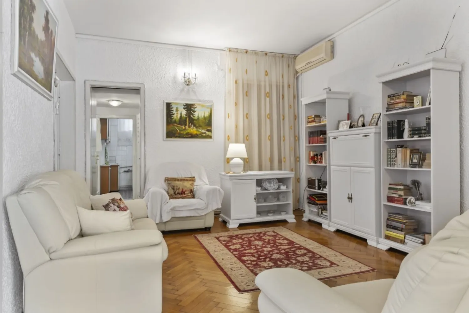Vând apartament lux - Vând apartament lux, 3 camere plus hol locuibil, etajul 1 din 3, 117 mp locuibili, 165 mp construiți, in Piața Sfinții Voievozi Nr. 1, lângă liceul de muzică George Enescu, blocul cu librăria muzicală și bistrou la demisol. La nici 100 de metri se găsește căminul Moxa și facultatea de Finanțe- Bănci a ASE București. Toate actele la zi, apartamentul este construit in 1940. Locuit de familie neîntrerupt din 1983. Toate utilitățile contorizate separat, inclusiv centrală individuală pe gaz, aer condiționat, spații depozitare - 3 camere de serviciu, toaletă serviciu.
Apartamentul deține 30 mp teren și cotă parte din curțile interioare și exterioare Apartamentul este la etajul 1 din 3, are vedere pe toate direcțiile, foarte luminos și aerisit, o locație de mare clasă, are un vestibul la intrare către un hol mare locuibil de distribuție către cele 3 camere mari - două dormitoare și un living. Beneficiază de lumină naturală non stop având deschidere pe 3 direcții cardinale. Există baie matrimonială cu bideu, complet echipată, un wc de serviciu, debara, cămară, spatii depozitare, 2 camere de serviciu lângă bucătărie, iar la etajul 3 există încă 2 camere de serviciu folosite ca debara, locuibile fiecare a câte 4,5 mp fiecare. In fața intrării se găsește parcarea ADP sector 1. Acum 3-4 ani s au schimbat toate instalațiile electrice și sanitare, inclusiv centrala termică. Apartamentul își păstrează aspectul mic burghez, cu ușile batante duble și parchet natural, cu geamurile duble mari din lemn și jaluzele originale, având o înălțime a camerelor ce conferă clasă. Nu se compară cu apartamentele de bloc. Blocul este recent termoizolat pe exterior. Este recomandat atât ca spațiu de locuit pentru o familie mai mare, cât mai ales pentru a fi birou notarial, birou de avocați, cabinet medical, cabinet de psihologie sau sediu de firmă. Fiind lângă liceul de muzică George Enescu se pretează și ca atelier de pictură, limbi străine, cursuri de pian sau vioară. Aflat la egală distanță între piața Amzei, Gara de Nord, piața Victoriei și muzeele de pe Calea Victoriei este totodată aproape de grădinițe, școli, licee, facultăți de prestigiu și de parcurile din sectorul 1. Este socotit in zona zero a capitalei având la egală distanță de mers pe jos absolut tot ce își poate dori un om de elită. In fiecare weekend Calea Victoriei devine pietonală și liniștea cuprinde întreaga zonă. Apartamentul este disponibil imediat..
