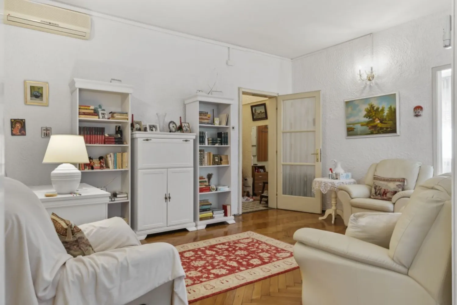 Vând apartament lux - Vând apartament lux, 3 camere plus hol locuibil, etajul 1 din 3, 117 mp locuibili, 165 mp construiți, in Piața Sfinții Voievozi Nr. 1, lângă liceul de muzică George Enescu, blocul cu librăria muzicală și bistrou la demisol. La nici 100 de metri se găsește căminul Moxa și facultatea de Finanțe- Bănci a ASE București. Toate actele la zi, apartamentul este construit in 1940. Locuit de familie neîntrerupt din 1983. Toate utilitățile contorizate separat, inclusiv centrală individuală pe gaz, aer condiționat, spații depozitare - 3 camere de serviciu, toaletă serviciu.
Apartamentul deține 30 mp teren și cotă parte din curțile interioare și exterioare Apartamentul este la etajul 1 din 3, are vedere pe toate direcțiile, foarte luminos și aerisit, o locație de mare clasă, are un vestibul la intrare către un hol mare locuibil de distribuție către cele 3 camere mari - două dormitoare și un living. Beneficiază de lumină naturală non stop având deschidere pe 3 direcții cardinale. Există baie matrimonială cu bideu, complet echipată, un wc de serviciu, debara, cămară, spatii depozitare, 2 camere de serviciu lângă bucătărie, iar la etajul 3 există încă 2 camere de serviciu folosite ca debara, locuibile fiecare a câte 4,5 mp fiecare. In fața intrării se găsește parcarea ADP sector 1. Acum 3-4 ani s au schimbat toate instalațiile electrice și sanitare, inclusiv centrala termică. Apartamentul își păstrează aspectul mic burghez, cu ușile batante duble și parchet natural, cu geamurile duble mari din lemn și jaluzele originale, având o înălțime a camerelor ce conferă clasă. Nu se compară cu apartamentele de bloc. Blocul este recent termoizolat pe exterior. Este recomandat atât ca spațiu de locuit pentru o familie mai mare, cât mai ales pentru a fi birou notarial, birou de avocați, cabinet medical, cabinet de psihologie sau sediu de firmă. Fiind lângă liceul de muzică George Enescu se pretează și ca atelier de pictură, limbi străine, cursuri de pian sau vioară. Aflat la egală distanță între piața Amzei, Gara de Nord, piața Victoriei și muzeele de pe Calea Victoriei este totodată aproape de grădinițe, școli, licee, facultăți de prestigiu și de parcurile din sectorul 1. Este socotit in zona zero a capitalei având la egală distanță de mers pe jos absolut tot ce își poate dori un om de elită. In fiecare weekend Calea Victoriei devine pietonală și liniștea cuprinde întreaga zonă. Apartamentul este disponibil imediat..