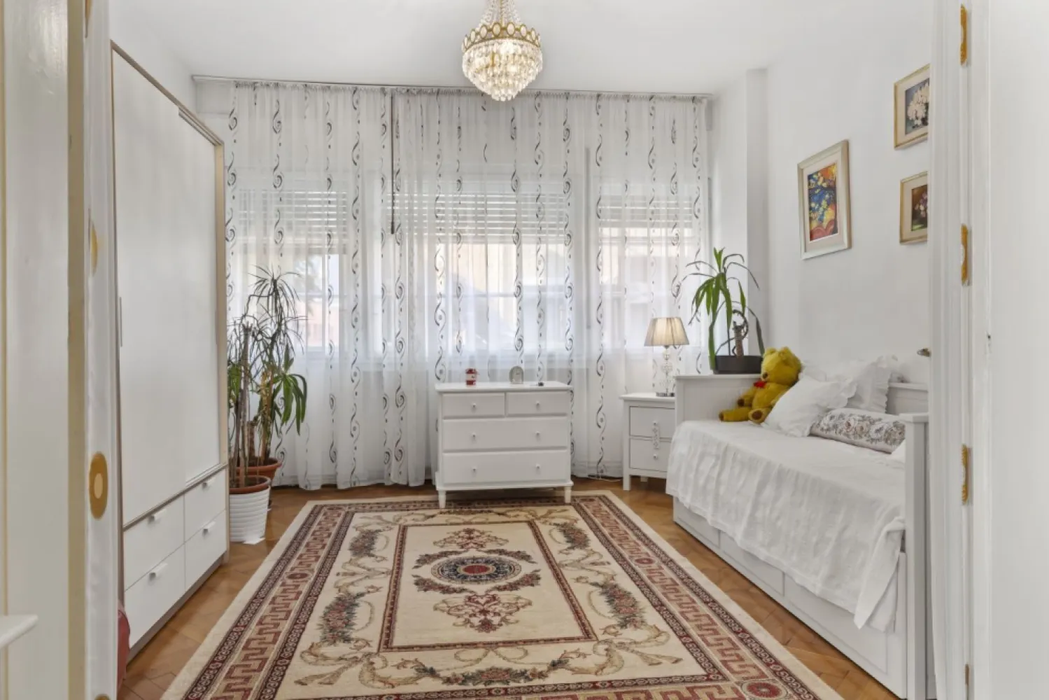 Vând apartament lux - Vând apartament lux, 3 camere plus hol locuibil, etajul 1 din 3, 117 mp locuibili, 165 mp construiți, in Piața Sfinții Voievozi Nr. 1, lângă liceul de muzică George Enescu, blocul cu librăria muzicală și bistrou la demisol. La nici 100 de metri se găsește căminul Moxa și facultatea de Finanțe- Bănci a ASE București. Toate actele la zi, apartamentul este construit in 1940. Locuit de familie neîntrerupt din 1983. Toate utilitățile contorizate separat, inclusiv centrală individuală pe gaz, aer condiționat, spații depozitare - 3 camere de serviciu, toaletă serviciu.
Apartamentul deține 30 mp teren și cotă parte din curțile interioare și exterioare Apartamentul este la etajul 1 din 3, are vedere pe toate direcțiile, foarte luminos și aerisit, o locație de mare clasă, are un vestibul la intrare către un hol mare locuibil de distribuție către cele 3 camere mari - două dormitoare și un living. Beneficiază de lumină naturală non stop având deschidere pe 3 direcții cardinale. Există baie matrimonială cu bideu, complet echipată, un wc de serviciu, debara, cămară, spatii depozitare, 2 camere de serviciu lângă bucătărie, iar la etajul 3 există încă 2 camere de serviciu folosite ca debara, locuibile fiecare a câte 4,5 mp fiecare. In fața intrării se găsește parcarea ADP sector 1. Acum 3-4 ani s au schimbat toate instalațiile electrice și sanitare, inclusiv centrala termică. Apartamentul își păstrează aspectul mic burghez, cu ușile batante duble și parchet natural, cu geamurile duble mari din lemn și jaluzele originale, având o înălțime a camerelor ce conferă clasă. Nu se compară cu apartamentele de bloc. Blocul este recent termoizolat pe exterior. Este recomandat atât ca spațiu de locuit pentru o familie mai mare, cât mai ales pentru a fi birou notarial, birou de avocați, cabinet medical, cabinet de psihologie sau sediu de firmă. Fiind lângă liceul de muzică George Enescu se pretează și ca atelier de pictură, limbi străine, cursuri de pian sau vioară. Aflat la egală distanță între piața Amzei, Gara de Nord, piața Victoriei și muzeele de pe Calea Victoriei este totodată aproape de grădinițe, școli, licee, facultăți de prestigiu și de parcurile din sectorul 1. Este socotit in zona zero a capitalei având la egală distanță de mers pe jos absolut tot ce își poate dori un om de elită. In fiecare weekend Calea Victoriei devine pietonală și liniștea cuprinde întreaga zonă. Apartamentul este disponibil imediat..