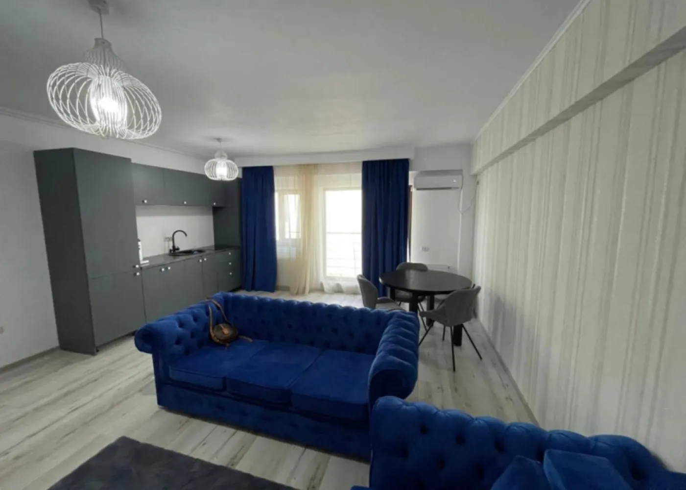 Apartament 2 cam. de vanzare 61mp + terasa 15 mp la 30 m de plaja - Mamaia Nord - Agentia Europa doreste sa va propuna catre vanzare un superb apartament de 2 camere cu o supafata utila totala de 76 mp dintre care reiese o terasa spatioasa de 16 mp . 
Apartamentul este compus din living + bucatarie open space , dormitor , baie si terasa spatioasa , si este situat la doar 30 m de plaja . Mai dispune si de centrala proprie si este mobilat cochet . Situat la etajul 5/5 intr-o constructie finalizata in anul 2019 . 
Disponibil imediat !