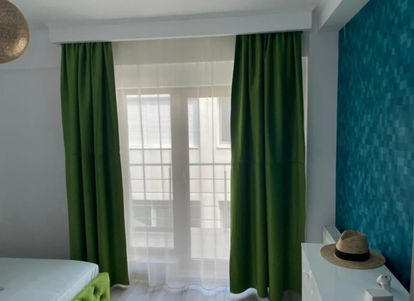 Apartament 2 cam. de vanzare 61mp + terasa 15 mp la 30 m de plaja - Mamaia Nord - Agentia Europa doreste sa va propuna catre vanzare un superb apartament de 2 camere cu o supafata utila totala de 76 mp dintre care reiese o terasa spatioasa de 16 mp . 
Apartamentul este compus din living + bucatarie open space , dormitor , baie si terasa spatioasa , si este situat la doar 30 m de plaja . Mai dispune si de centrala proprie si este mobilat cochet . Situat la etajul 5/5 intr-o constructie finalizata in anul 2019 . 
Disponibil imediat !