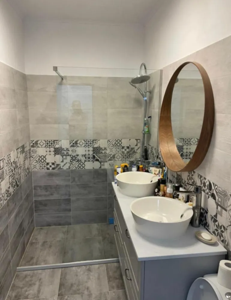 Apartament 2 cam. de vanzare 61mp + terasa 15 mp la 30 m de plaja - Mamaia Nord - Agentia Europa doreste sa va propuna catre vanzare un superb apartament de 2 camere cu o supafata utila totala de 76 mp dintre care reiese o terasa spatioasa de 16 mp . 
Apartamentul este compus din living + bucatarie open space , dormitor , baie si terasa spatioasa , si este situat la doar 30 m de plaja . Mai dispune si de centrala proprie si este mobilat cochet . Situat la etajul 5/5 intr-o constructie finalizata in anul 2019 . 
Disponibil imediat !
