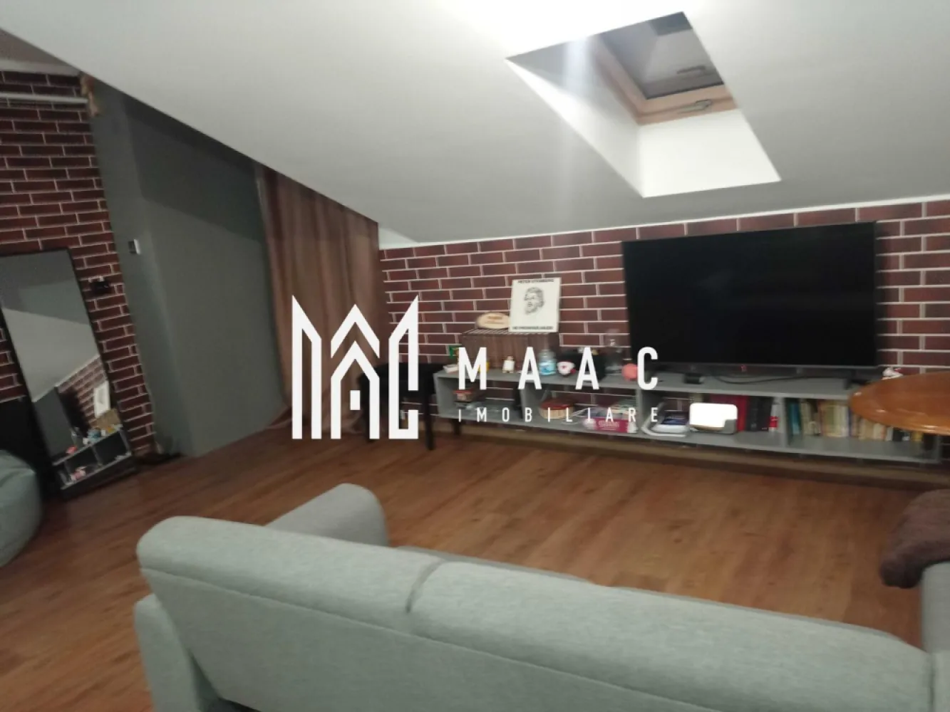 Apartament 3 Camere 70 MP| Pod Privat , Parcare | Turnișor | Sibiu - MAAC Imobiliare vă propune spre vânzare un apartament modern, situat în cartierul Turnișor, într-o zonă liniștită și bine conectată la punctele de interes.

 Localizare & Facilități în proximitate:

La 500 m (5 minute de mers pe jos): magazin alimentar, grădiniță, restaurante, râul Cibin, școală

La 800 m: supermarketuri (Simpa, TransAgape, Profi), bănci, alte servicii

 Suprafață utilă: 70 m², compartimentată astfel:

Living generos + bucătărie delimitată (27,2 m² + 6,4 m²)

Dormitor 1: 14 m²

Dormitor 2: 16 m²

Baie: 6,7 m²

Apartamentul dispune de pod privat pe întreaga suprafață, cu acces direct din interior – ideal pentru depozitare suplimentară.

 Caracteristici:

Bloc nou, construit în 2019, cu izolație de calitate

Tâmplărie Salamander (5 camere)

Încălzire în pardoseală – confort și costuri reduse la întreținere

Termostat și becuri smart

Semi-mobilat (conform fotografiilor) + electrocasnice noi (frigider, TV etc.)

 Parcări & Acces:

Loc de parcare inclus în preț

Complex cu barieră la intrare

Posibilitate de parcare suplimentară + locuri pentru vizitatori

 Apartamentul este situat la etajul 2/2, într-o zonă liniștită, cu vecini civilizați.

📞 Pentru mai multe detalii și programarea unei vizionări, vă invităm să ne contactați specificand ID: CP2702783