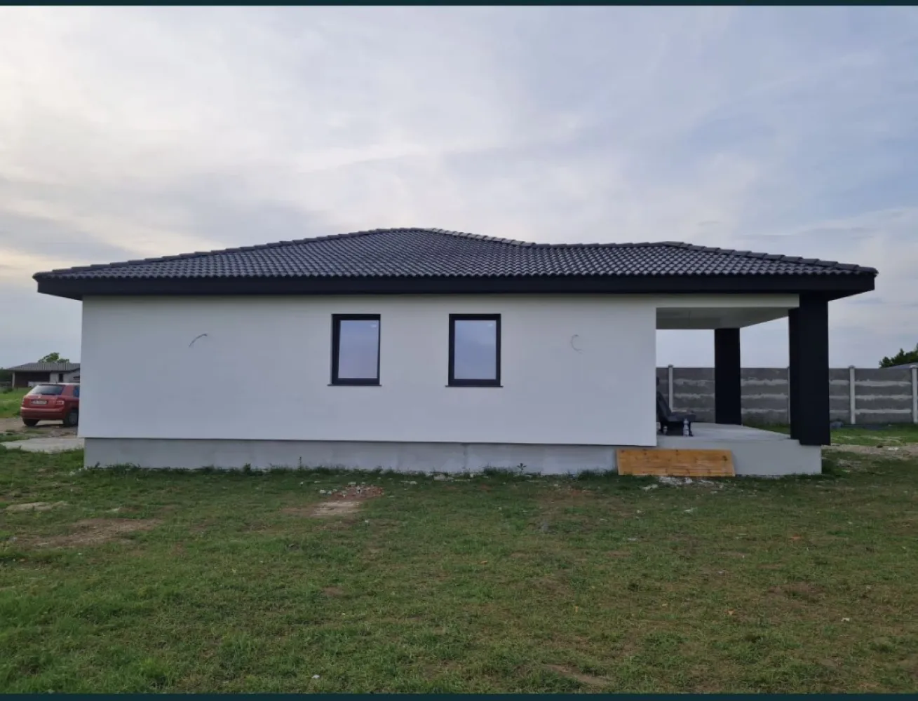 Vand casa Strada Odoreului,cartier Giulia! - Casa Parter suprafete: Suprafata teren = 650 mp²

Suprafata construita = 143 mp²
Suprafața utila = 127 mp²

3 dormitoare, 2 bai, living + bucatarie si terasa.

Exterior finisat

termosistem cu grosime de 10 cm EPS80 doua maini de adeziv cu plasa de armare tencuiala decorativa in 2 culori (alb/gri) ( decorativa STO) tamplarie PVC REHAU gri antracit 4 anotimpuri

Interior:

instalatie sanitara pe pozitie

instalatie electrica pe pozitie incalzire prin pardoseala

sapa mecanizata elicopterizata tencuiala mecanizata

doua maini de glet
zugrăvită in alb - vopsea SAVANA

Tavan, placa de beton izolat cu bobițe granulare de polistiren de 10 cm