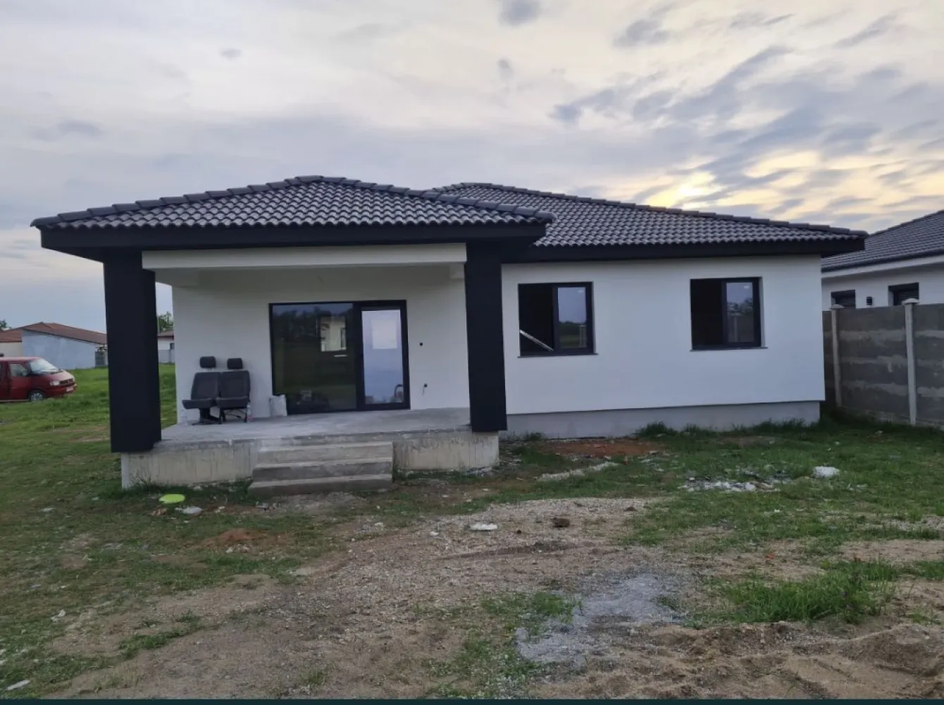 Vand casa Strada Odoreului,cartier Giulia! - Casa Parter suprafete: Suprafata teren = 650 mp²

Suprafata construita = 143 mp²
Suprafața utila = 127 mp²

3 dormitoare, 2 bai, living + bucatarie si terasa.

Exterior finisat

termosistem cu grosime de 10 cm EPS80 doua maini de adeziv cu plasa de armare tencuiala decorativa in 2 culori (alb/gri) ( decorativa STO) tamplarie PVC REHAU gri antracit 4 anotimpuri

Interior:

instalatie sanitara pe pozitie

instalatie electrica pe pozitie incalzire prin pardoseala

sapa mecanizata elicopterizata tencuiala mecanizata

doua maini de glet
zugrăvită in alb - vopsea SAVANA

Tavan, placa de beton izolat cu bobițe granulare de polistiren de 10 cm