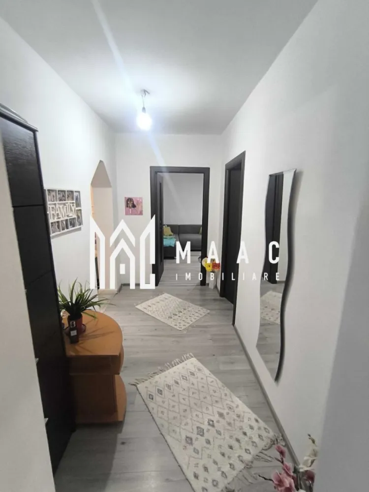 Apartament 3 Camere | Pivniță, Balcon | 68 Mp | Vasile Aaron - MAAC Imobiliare vă oferă spre vânzare un apartament cochet de 3 camere, cu o suprafață de 68 mp, situat la etajul 4, într-o zonă frumoasă și liniștită din cartierul Vasile Aaron.

Apartamentul este mobilat, are balcon și pivniță, fiind ideal pentru o familie care își dorește o locuință gata de mutat. Camerele sunt luminoase și bine compartimentate, astfel încât oferă confort și spațiu suficient.

- Suprafață utilă: 68 mp
- 3 camere spațioase
- Mobilat
- Balcon + pivniță
- Aproape de centrul orașului, școli, magazine și transport public

O locuință practică și bine poziționată, care îmbină confortul cu accesul rapid la toate facilitățile importante ale orașului.

Pentru mai multe detalii sau pentru a programa o vizionare, vă rugăm să ne contactați, specificând ID:CP2702777
