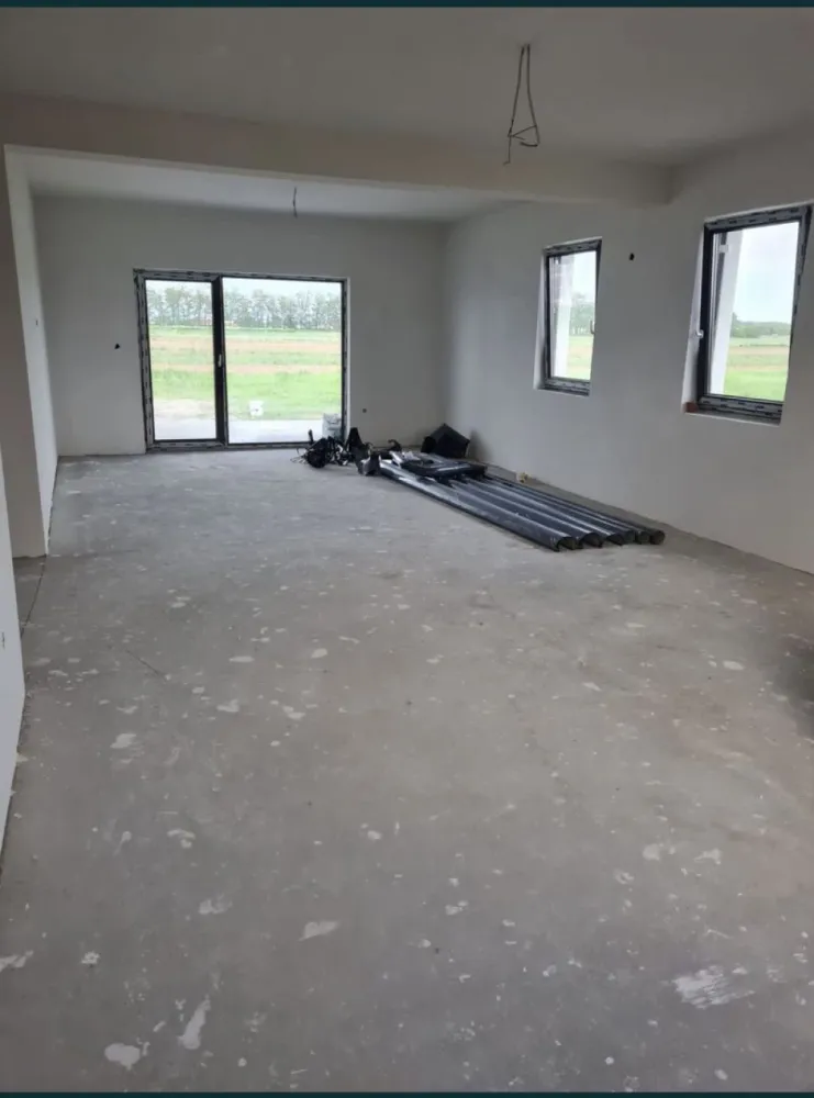Vand casa Strada Odoreului,cartier Giulia! - Casa Parter suprafete: Suprafata teren = 650 mp²

Suprafata construita = 143 mp²
Suprafața utila = 127 mp²

3 dormitoare, 2 bai, living + bucatarie si terasa.

Exterior finisat

termosistem cu grosime de 10 cm EPS80 doua maini de adeziv cu plasa de armare tencuiala decorativa in 2 culori (alb/gri) ( decorativa STO) tamplarie PVC REHAU gri antracit 4 anotimpuri

Interior:

instalatie sanitara pe pozitie

instalatie electrica pe pozitie incalzire prin pardoseala

sapa mecanizata elicopterizata tencuiala mecanizata

doua maini de glet
zugrăvită in alb - vopsea SAVANA

Tavan, placa de beton izolat cu bobițe granulare de polistiren de 10 cm