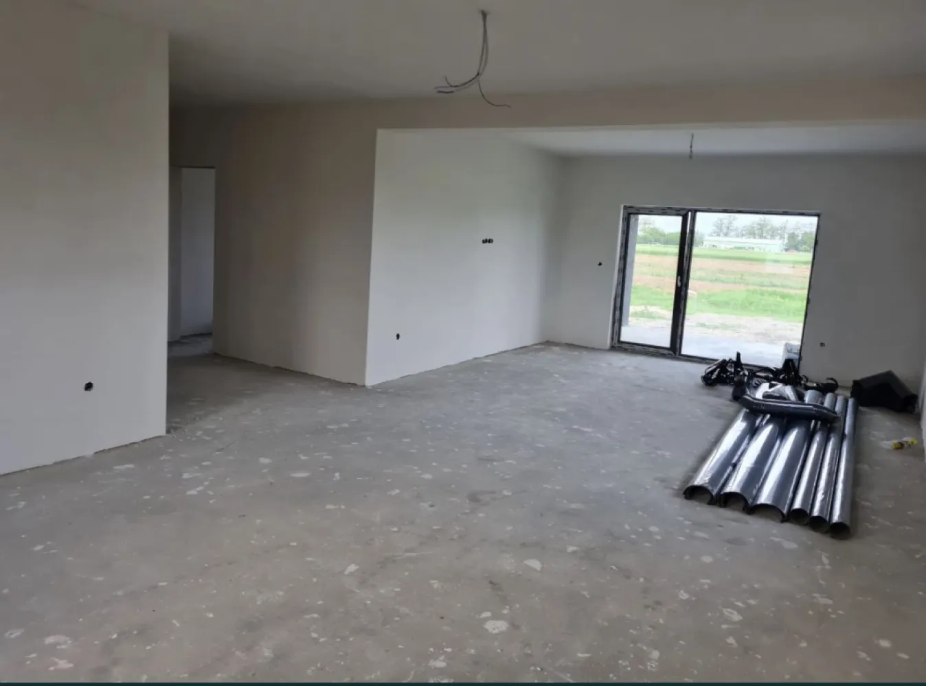Vand casa Strada Odoreului,cartier Giulia! - Casa Parter suprafete: Suprafata teren = 650 mp²

Suprafata construita = 143 mp²
Suprafața utila = 127 mp²

3 dormitoare, 2 bai, living + bucatarie si terasa.

Exterior finisat

termosistem cu grosime de 10 cm EPS80 doua maini de adeziv cu plasa de armare tencuiala decorativa in 2 culori (alb/gri) ( decorativa STO) tamplarie PVC REHAU gri antracit 4 anotimpuri

Interior:

instalatie sanitara pe pozitie

instalatie electrica pe pozitie incalzire prin pardoseala

sapa mecanizata elicopterizata tencuiala mecanizata

doua maini de glet
zugrăvită in alb - vopsea SAVANA

Tavan, placa de beton izolat cu bobițe granulare de polistiren de 10 cm