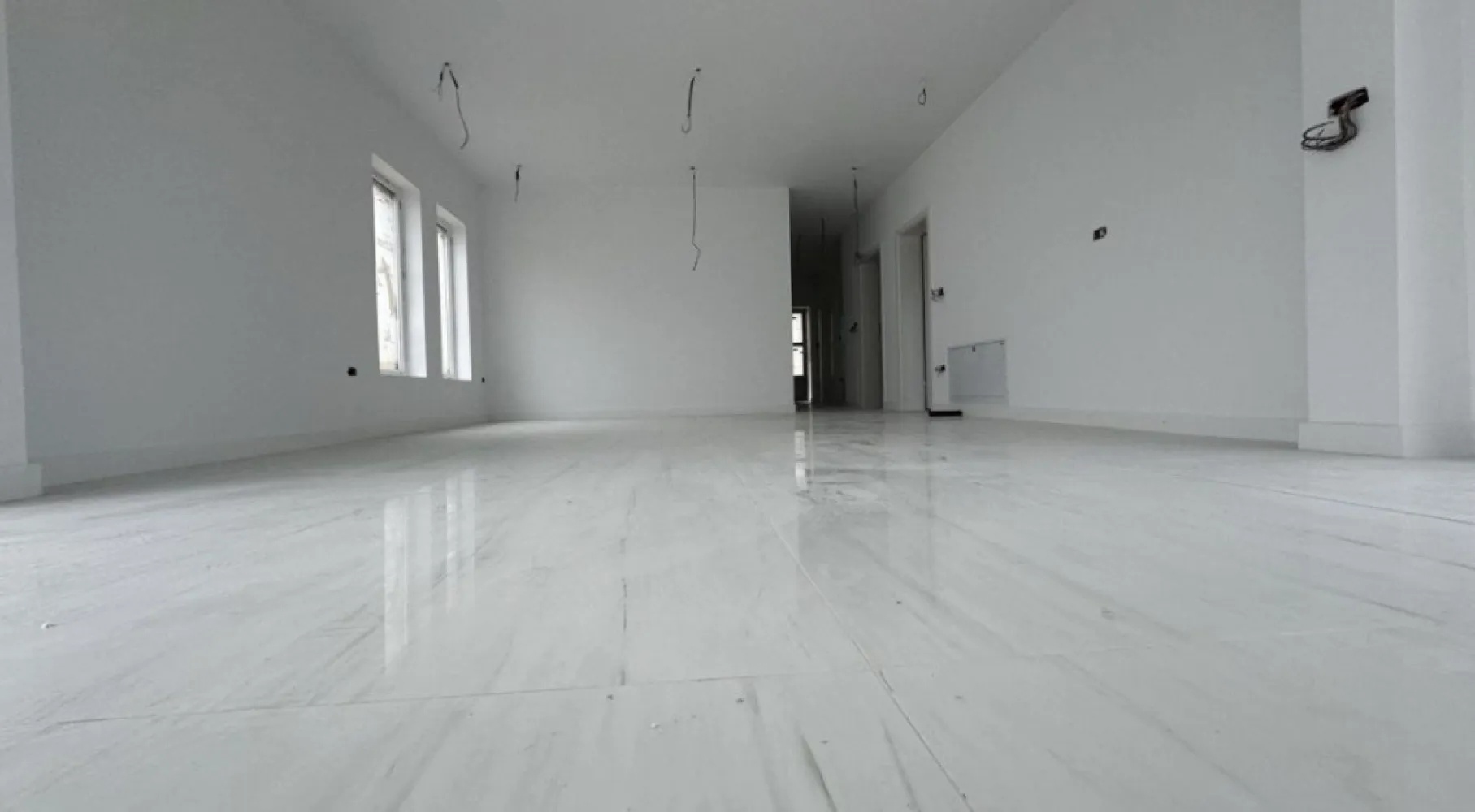 Casa de vanzare-Martinesti,Odoreu, Jud. Satu Mare - Casa de vânzare - Mărtinești, Odoreu, Jud. Satu Mare.
Locuință cu regim de înălțime parter, cu suprafata construită de aproximativ 130 mp, teren de 430 mp. Casa se situeaza pe strada Alexandru Ioan Cuza, la o distanta de maxim 150 de metri liniari de strada principala, asfaltata, cu statie autobuz, punct alimentar jn apropiere. Zona este una linistita, cu multa verdeata si natura. 
Locuința prezentată este compusă din:
- 3 dormitoare
- Un open-space compus din Living si bucatarie;
- 2 bai;
- Debara,
Se predă finisata la interior si la exterior. 
- Izolatie exterior cu polistiren si tencuiala decorativa;
- Tamplarie PVC marca Rehau
- Pardoseli finisate cu placi ceramice de la marci de prestigiu din Italia de calitate superioara si cu parchet de trafic intens 
- Baile sunt finisate cu placi ceramice de la marci de prestigiu din Italia de calitate superioara
- Pereți tencuiti, gletuiti și zugrăviți
- Tavane finisate cu glet și zugrăvite
- Sistemul de colectare al apei de ploaie pentru suprastructură incluse(jgheaburi și burlane) respectiv colectarea apei pluviale - montate
- Glafuri din granit incluse(pervaze exterioare),
- Usi de interior cu toc reglabil
- Plinte din MDF
- Termoizolația planșeului peste parter realizată cu spumă poliuretanică de 15 cm grosime,
- Împrejmuire perimetrală inclusă
- Branșament de energie electrică realizat pe parcelă, până inclusiv în interiorul locuinței;
- Branșament de apă curentă realizat pe parcelă, până inclusiv în interiorul locuinței;
- Branșament de gaze naturale realizat pe parcelă, până inclusiv în interiorul locuinței;
- Branșament de canalizare, până inclusiv în interiorul locuinței;
- Rețeaua RCS-RDS, până inclusiv în interiorul locuinței;
- Instalație electrică interioară;
- Instalație sanitară interioară;
- Instalație de încălzire în pardosea;

Prețul de vânzare este de 114900EURO cu TVA inclus. Pentru informații, vă rugăm sa ne contactați la numărul de telefon 07******82 sau prin mesaj pe platforma.