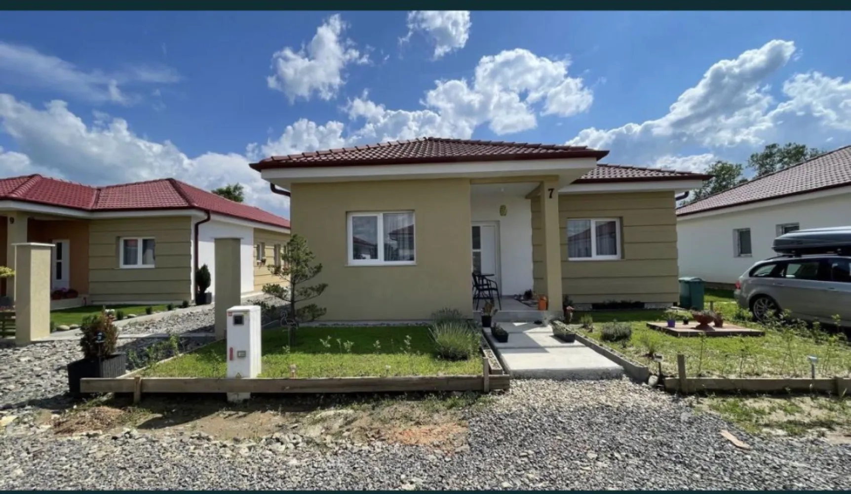 Casa de vanzare-Martinesti,Odoreu, Jud. Satu Mare - Casa de vânzare - Mărtinești, Odoreu, Jud. Satu Mare.
Locuință cu regim de înălțime parter, cu suprafata construită de aproximativ 130 mp, teren de 430 mp. Casa se situeaza pe strada Alexandru Ioan Cuza, la o distanta de maxim 150 de metri liniari de strada principala, asfaltata, cu statie autobuz, punct alimentar jn apropiere. Zona este una linistita, cu multa verdeata si natura. 
Locuința prezentată este compusă din:
- 3 dormitoare
- Un open-space compus din Living si bucatarie;
- 2 bai;
- Debara,
Se predă finisata la interior si la exterior. 
- Izolatie exterior cu polistiren si tencuiala decorativa;
- Tamplarie PVC marca Rehau
- Pardoseli finisate cu placi ceramice de la marci de prestigiu din Italia de calitate superioara si cu parchet de trafic intens 
- Baile sunt finisate cu placi ceramice de la marci de prestigiu din Italia de calitate superioara
- Pereți tencuiti, gletuiti și zugrăviți
- Tavane finisate cu glet și zugrăvite
- Sistemul de colectare al apei de ploaie pentru suprastructură incluse(jgheaburi și burlane) respectiv colectarea apei pluviale - montate
- Glafuri din granit incluse(pervaze exterioare),
- Usi de interior cu toc reglabil
- Plinte din MDF
- Termoizolația planșeului peste parter realizată cu spumă poliuretanică de 15 cm grosime,
- Împrejmuire perimetrală inclusă
- Branșament de energie electrică realizat pe parcelă, până inclusiv în interiorul locuinței;
- Branșament de apă curentă realizat pe parcelă, până inclusiv în interiorul locuinței;
- Branșament de gaze naturale realizat pe parcelă, până inclusiv în interiorul locuinței;
- Branșament de canalizare, până inclusiv în interiorul locuinței;
- Rețeaua RCS-RDS, până inclusiv în interiorul locuinței;
- Instalație electrică interioară;
- Instalație sanitară interioară;
- Instalație de încălzire în pardosea;

Prețul de vânzare este de 114900EURO cu TVA inclus. Pentru informații, vă rugăm sa ne contactați la numărul de telefon 07******82 sau prin mesaj pe platforma.