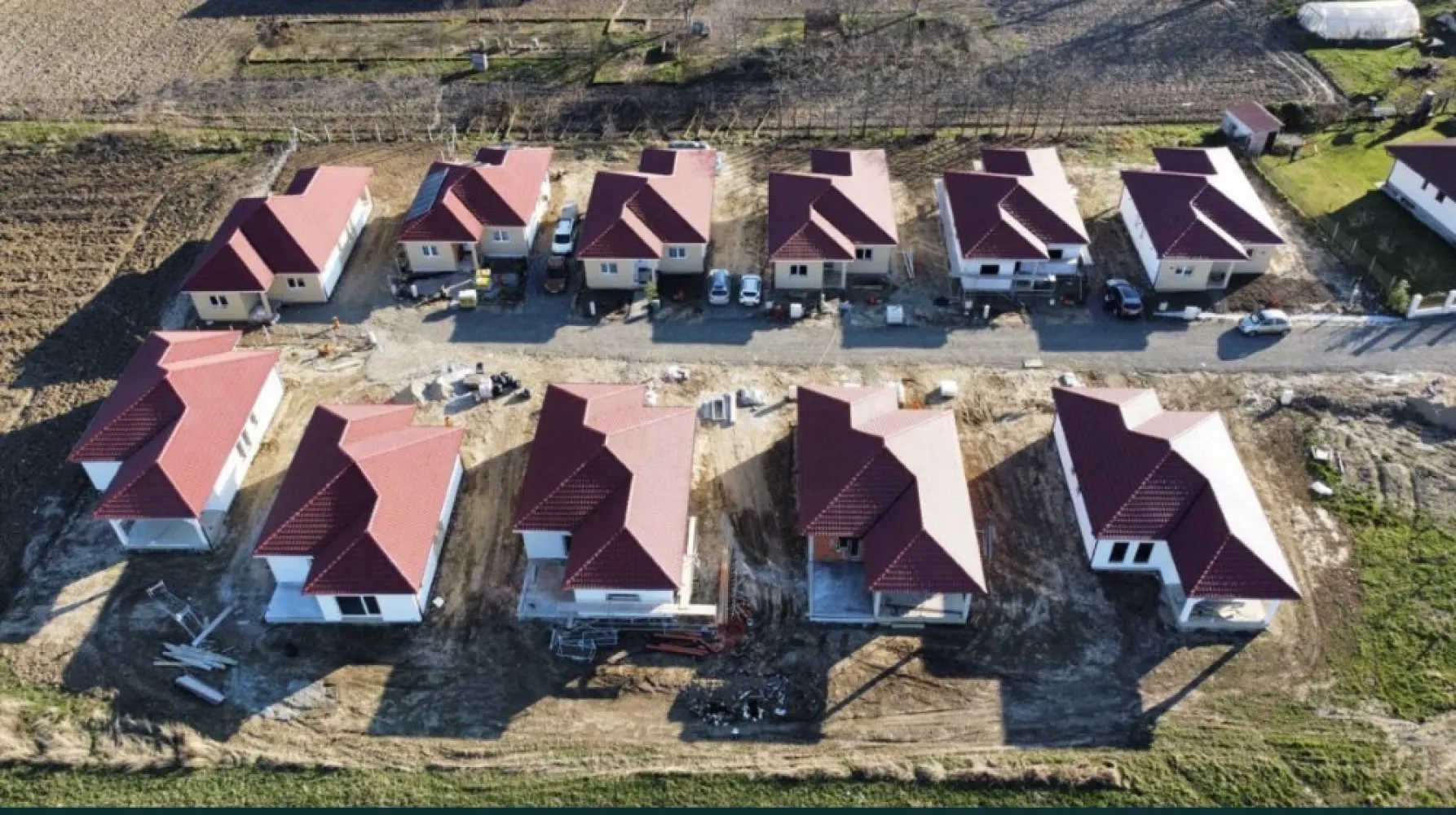 Casa de vanzare-Martinesti,Odoreu, Jud. Satu Mare - Casa de vânzare - Mărtinești, Odoreu, Jud. Satu Mare.
Locuință cu regim de înălțime parter, cu suprafata construită de aproximativ 130 mp, teren de 430 mp. Casa se situeaza pe strada Alexandru Ioan Cuza, la o distanta de maxim 150 de metri liniari de strada principala, asfaltata, cu statie autobuz, punct alimentar jn apropiere. Zona este una linistita, cu multa verdeata si natura. 
Locuința prezentată este compusă din:
- 3 dormitoare
- Un open-space compus din Living si bucatarie;
- 2 bai;
- Debara,
Se predă finisata la interior si la exterior. 
- Izolatie exterior cu polistiren si tencuiala decorativa;
- Tamplarie PVC marca Rehau
- Pardoseli finisate cu placi ceramice de la marci de prestigiu din Italia de calitate superioara si cu parchet de trafic intens 
- Baile sunt finisate cu placi ceramice de la marci de prestigiu din Italia de calitate superioara
- Pereți tencuiti, gletuiti și zugrăviți
- Tavane finisate cu glet și zugrăvite
- Sistemul de colectare al apei de ploaie pentru suprastructură incluse(jgheaburi și burlane) respectiv colectarea apei pluviale - montate
- Glafuri din granit incluse(pervaze exterioare),
- Usi de interior cu toc reglabil
- Plinte din MDF
- Termoizolația planșeului peste parter realizată cu spumă poliuretanică de 15 cm grosime,
- Împrejmuire perimetrală inclusă
- Branșament de energie electrică realizat pe parcelă, până inclusiv în interiorul locuinței;
- Branșament de apă curentă realizat pe parcelă, până inclusiv în interiorul locuinței;
- Branșament de gaze naturale realizat pe parcelă, până inclusiv în interiorul locuinței;
- Branșament de canalizare, până inclusiv în interiorul locuinței;
- Rețeaua RCS-RDS, până inclusiv în interiorul locuinței;
- Instalație electrică interioară;
- Instalație sanitară interioară;
- Instalație de încălzire în pardosea;

Prețul de vânzare este de 114900EURO cu TVA inclus. Pentru informații, vă rugăm sa ne contactați la numărul de telefon 07******82 sau prin mesaj pe platforma.