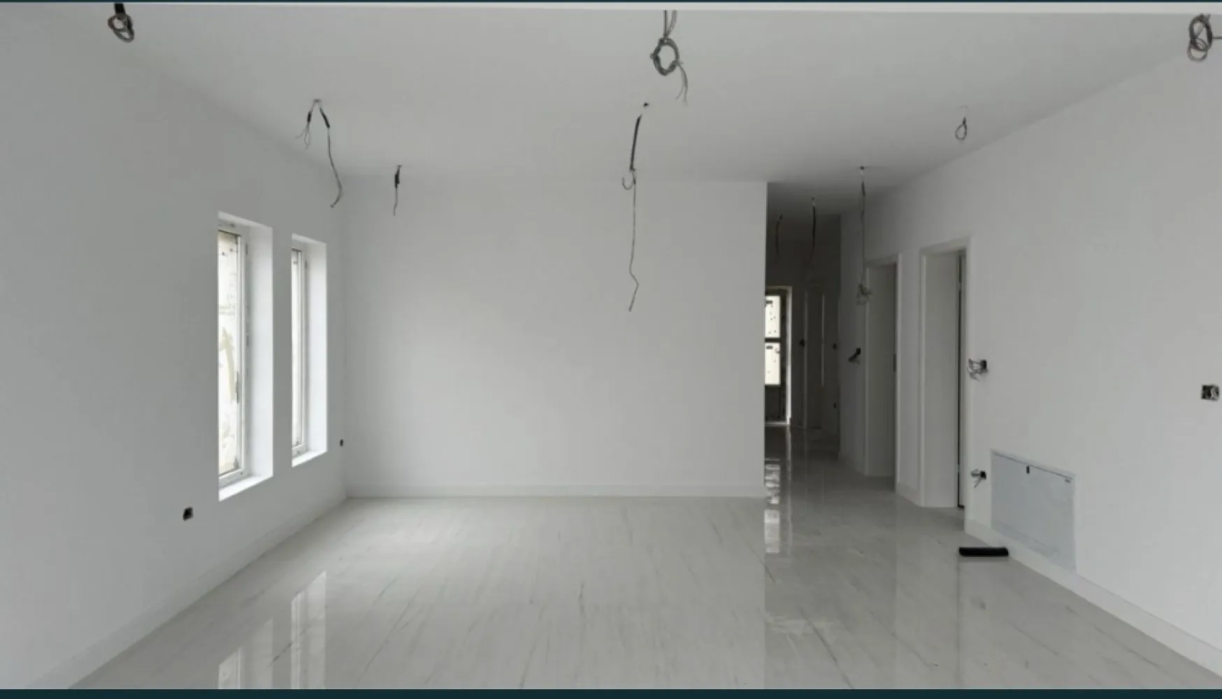 Casa de vanzare-Martinesti,Odoreu, Jud. Satu Mare - Casa de vânzare - Mărtinești, Odoreu, Jud. Satu Mare.
Locuință cu regim de înălțime parter, cu suprafata construită de aproximativ 130 mp, teren de 430 mp. Casa se situeaza pe strada Alexandru Ioan Cuza, la o distanta de maxim 150 de metri liniari de strada principala, asfaltata, cu statie autobuz, punct alimentar jn apropiere. Zona este una linistita, cu multa verdeata si natura. 
Locuința prezentată este compusă din:
- 3 dormitoare
- Un open-space compus din Living si bucatarie;
- 2 bai;
- Debara,
Se predă finisata la interior si la exterior. 
- Izolatie exterior cu polistiren si tencuiala decorativa;
- Tamplarie PVC marca Rehau
- Pardoseli finisate cu placi ceramice de la marci de prestigiu din Italia de calitate superioara si cu parchet de trafic intens 
- Baile sunt finisate cu placi ceramice de la marci de prestigiu din Italia de calitate superioara
- Pereți tencuiti, gletuiti și zugrăviți
- Tavane finisate cu glet și zugrăvite
- Sistemul de colectare al apei de ploaie pentru suprastructură incluse(jgheaburi și burlane) respectiv colectarea apei pluviale - montate
- Glafuri din granit incluse(pervaze exterioare),
- Usi de interior cu toc reglabil
- Plinte din MDF
- Termoizolația planșeului peste parter realizată cu spumă poliuretanică de 15 cm grosime,
- Împrejmuire perimetrală inclusă
- Branșament de energie electrică realizat pe parcelă, până inclusiv în interiorul locuinței;
- Branșament de apă curentă realizat pe parcelă, până inclusiv în interiorul locuinței;
- Branșament de gaze naturale realizat pe parcelă, până inclusiv în interiorul locuinței;
- Branșament de canalizare, până inclusiv în interiorul locuinței;
- Rețeaua RCS-RDS, până inclusiv în interiorul locuinței;
- Instalație electrică interioară;
- Instalație sanitară interioară;
- Instalație de încălzire în pardosea;

Prețul de vânzare este de 114900EURO cu TVA inclus. Pentru informații, vă rugăm sa ne contactați la numărul de telefon 07******82 sau prin mesaj pe platforma.