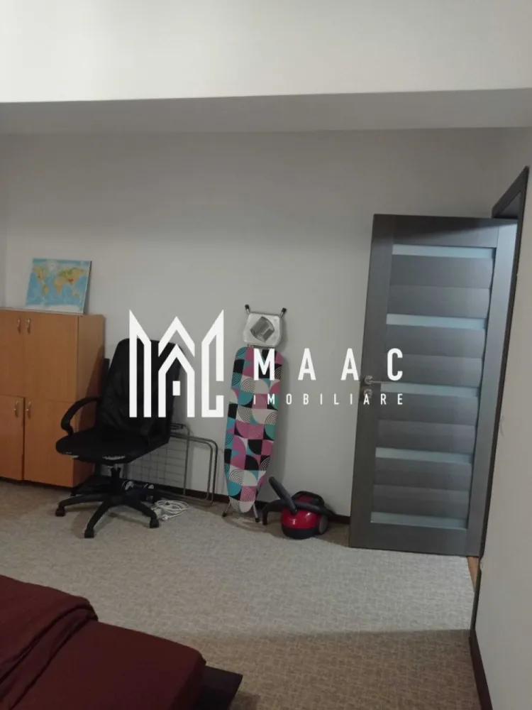 Apartament 3 Camere 70 MP| Pod Privat , Parcare | Turnișor | Sibiu - MAAC Imobiliare vă propune spre vânzare un apartament modern, situat în cartierul Turnișor, într-o zonă liniștită și bine conectată la punctele de interes.

 Localizare & Facilități în proximitate:

La 500 m (5 minute de mers pe jos): magazin alimentar, grădiniță, restaurante, râul Cibin, școală

La 800 m: supermarketuri (Simpa, TransAgape, Profi), bănci, alte servicii

 Suprafață utilă: 70 m², compartimentată astfel:

Living generos + bucătărie delimitată (27,2 m² + 6,4 m²)

Dormitor 1: 14 m²

Dormitor 2: 16 m²

Baie: 6,7 m²

Apartamentul dispune de pod privat pe întreaga suprafață, cu acces direct din interior – ideal pentru depozitare suplimentară.

 Caracteristici:

Bloc nou, construit în 2019, cu izolație de calitate

Tâmplărie Salamander (5 camere)

Încălzire în pardoseală – confort și costuri reduse la întreținere

Termostat și becuri smart

Semi-mobilat (conform fotografiilor) + electrocasnice noi (frigider, TV etc.)

 Parcări & Acces:

Loc de parcare inclus în preț

Complex cu barieră la intrare

Posibilitate de parcare suplimentară + locuri pentru vizitatori

 Apartamentul este situat la etajul 2/2, într-o zonă liniștită, cu vecini civilizați.

📞 Pentru mai multe detalii și programarea unei vizionări, vă invităm să ne contactați specificand ID: CP2702783