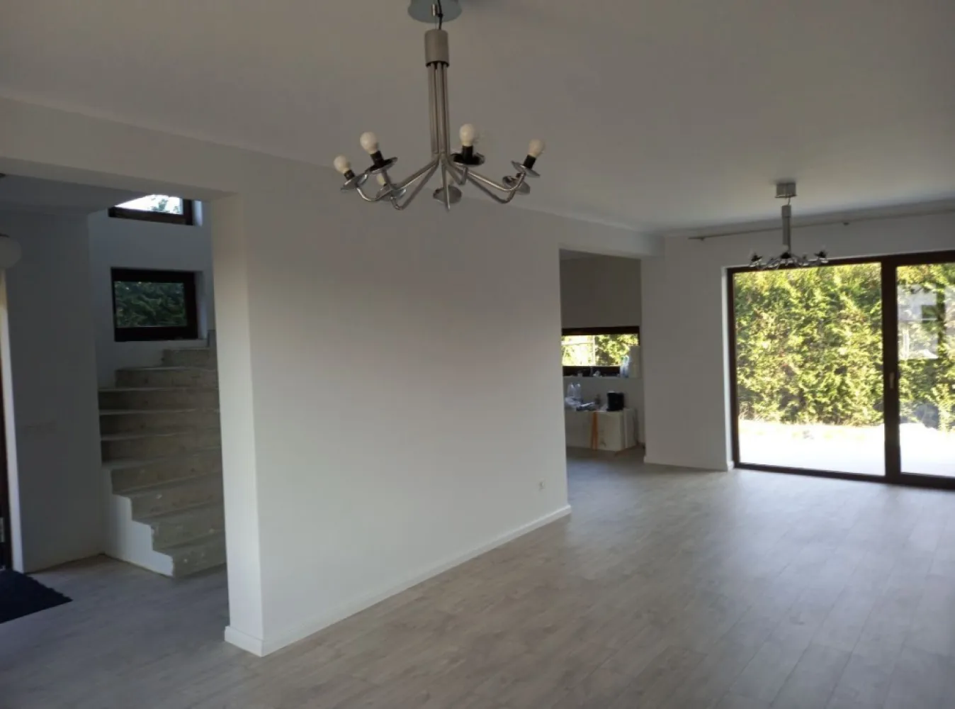 BRASADAS vinde casa in zona Aquastar. - Agenția imobiliara BRASADAS vinde casa tip duplex in zona Aquastar. Imobilul este situat la doar 5 minute de centrul orașului având acces din strada Gorunului ,zona fiind exclusiva de case,oferind liniște și intimitate. Suprafața utilă este de 123mp+teren de 260mp, având regim de înălțime P+E compartimentat astfel: Parter: 1 bucatarie, 1 living cu loc de luat masa, 1 baie, 1 camera technica, 1 terasă, 1 hol. Etaj: 1 dormitor matrimonial cu baie si balcon, 2 dormitoare cu balcon, 1 baie, 1 hol. Casa se preda la stadiu de semifinisat cu următoarele: Încălzire în pardoseala P+E . Instalațiile electrice și sanitaretrase pe poziții. Pereti gletuiti, sapa autolivelanta. Termopane Salamander cu 7 camere. Izolatie exterioară de 10 cm eps 80 cu decorativă conform randarilor. Curtea delimitată cu gard finisat.
www.brasadas.com.