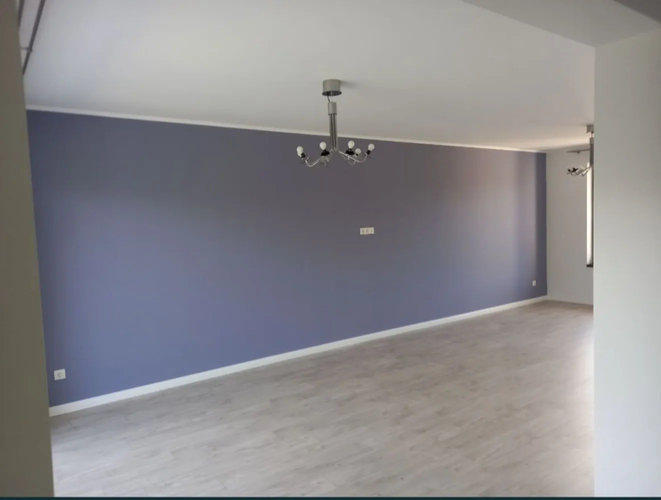 BRASADAS vinde casa in zona Aquastar. - Agenția imobiliara BRASADAS vinde casa tip duplex in zona Aquastar. Imobilul este situat la doar 5 minute de centrul orașului având acces din strada Gorunului ,zona fiind exclusiva de case,oferind liniște și intimitate. Suprafața utilă este de 123mp+teren de 260mp, având regim de înălțime P+E compartimentat astfel: Parter: 1 bucatarie, 1 living cu loc de luat masa, 1 baie, 1 camera technica, 1 terasă, 1 hol. Etaj: 1 dormitor matrimonial cu baie si balcon, 2 dormitoare cu balcon, 1 baie, 1 hol. Casa se preda la stadiu de semifinisat cu următoarele: Încălzire în pardoseala P+E . Instalațiile electrice și sanitaretrase pe poziții. Pereti gletuiti, sapa autolivelanta. Termopane Salamander cu 7 camere. Izolatie exterioară de 10 cm eps 80 cu decorativă conform randarilor. Curtea delimitată cu gard finisat.
www.brasadas.com.