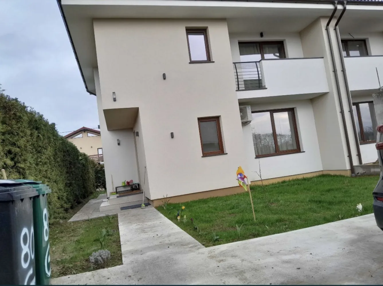 BRASADAS vinde casa in zona Aquastar. - Agenția imobiliara BRASADAS vinde casa tip duplex in zona Aquastar. Imobilul este situat la doar 5 minute de centrul orașului având acces din strada Gorunului ,zona fiind exclusiva de case,oferind liniște și intimitate. Suprafața utilă este de 123mp+teren de 260mp, având regim de înălțime P+E compartimentat astfel: Parter: 1 bucatarie, 1 living cu loc de luat masa, 1 baie, 1 camera technica, 1 terasă, 1 hol. Etaj: 1 dormitor matrimonial cu baie si balcon, 2 dormitoare cu balcon, 1 baie, 1 hol. Casa se preda la stadiu de semifinisat cu următoarele: Încălzire în pardoseala P+E . Instalațiile electrice și sanitaretrase pe poziții. Pereti gletuiti, sapa autolivelanta. Termopane Salamander cu 7 camere. Izolatie exterioară de 10 cm eps 80 cu decorativă conform randarilor. Curtea delimitată cu gard finisat.
www.brasadas.com.