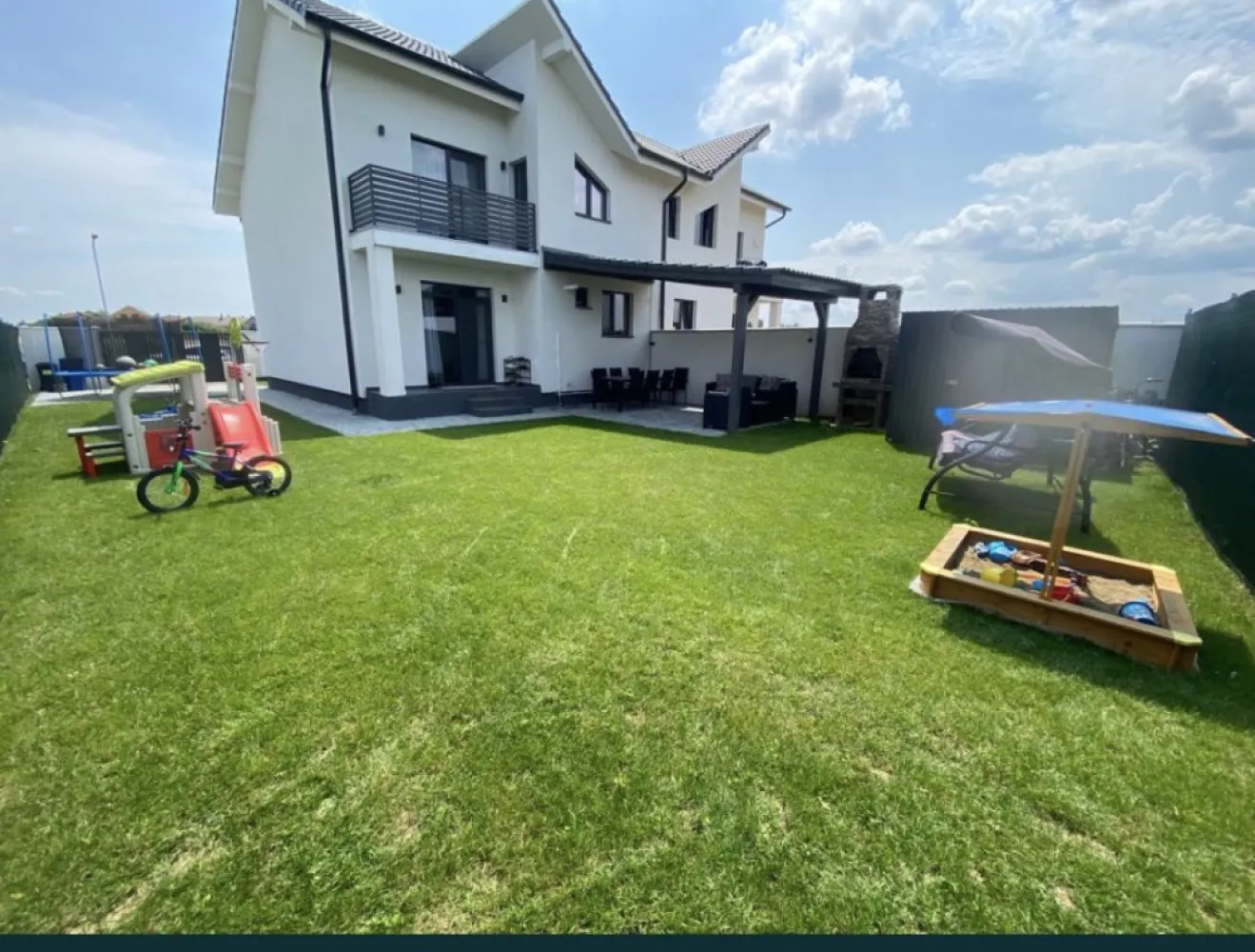 Casa 3 dormitoare tip duplex - Se vinde casa tip duplex cu suprafața de 98 mp utili și teren aferent 305 mp. Casa este compartimentata in felul următor : 2 bai , 3 dormitoare , bucatarie , dining , living , cămara. Exista 2 balcoane cu ieșire din toate cele 3 dormitoare + un pod utilizabil , generos. Casa este finalizată in 2022 , construcție noua , super economa ( istoric 1 an al facturilor ) , încălzire in pardoseala. Este situată in Martinesti , o zona ideală pentru cei care doresc liniște , strada noua , iluminat public , având toate utilitățile ( gaz , apa , canal , curent , digi ). Casa se vinde in stadiul in care se vede in poze , la cheie , practic cu toate cele necesare și anume: mobilier , electrocasnice , covoare , perdele , candelabre , etc.
La nivel de electrocasnice : 2 televizoare , mașina spălat haine , mașina spălat vase , cuptor , microunde , frigider , plita, hota , toate incorporate , aparat cafea profesionist , aspirator puternic cu funcție și de spălare mocheta , masina uscat haine , aspirator roborock , etc.
La nivel de curte tot cum se vede in poze , pavaj , gazon cu plasa Anti-cârtița , terasa care se preda cu tot cu mobilierul din poze , balansoar , cuptor , mașina de tuns gazonul , etc. Exista și o casuta de gradina de depozitat diverse lucruri. Acceptam orice fel de plata.
