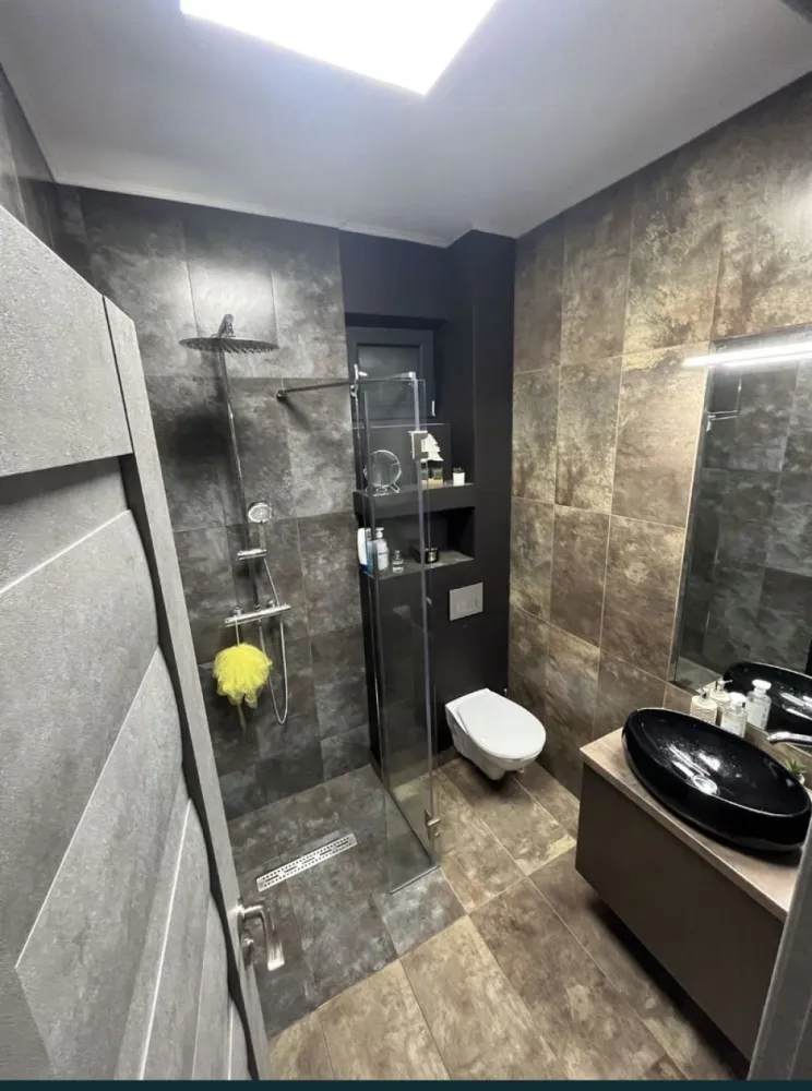 Casa 3 dormitoare tip duplex - Se vinde casa tip duplex cu suprafața de 98 mp utili și teren aferent 305 mp. Casa este compartimentata in felul următor : 2 bai , 3 dormitoare , bucatarie , dining , living , cămara. Exista 2 balcoane cu ieșire din toate cele 3 dormitoare + un pod utilizabil , generos. Casa este finalizată in 2022 , construcție noua , super economa ( istoric 1 an al facturilor ) , încălzire in pardoseala. Este situată in Martinesti , o zona ideală pentru cei care doresc liniște , strada noua , iluminat public , având toate utilitățile ( gaz , apa , canal , curent , digi ). Casa se vinde in stadiul in care se vede in poze , la cheie , practic cu toate cele necesare și anume: mobilier , electrocasnice , covoare , perdele , candelabre , etc.
La nivel de electrocasnice : 2 televizoare , mașina spălat haine , mașina spălat vase , cuptor , microunde , frigider , plita, hota , toate incorporate , aparat cafea profesionist , aspirator puternic cu funcție și de spălare mocheta , masina uscat haine , aspirator roborock , etc.
La nivel de curte tot cum se vede in poze , pavaj , gazon cu plasa Anti-cârtița , terasa care se preda cu tot cu mobilierul din poze , balansoar , cuptor , mașina de tuns gazonul , etc. Exista și o casuta de gradina de depozitat diverse lucruri. Acceptam orice fel de plata.