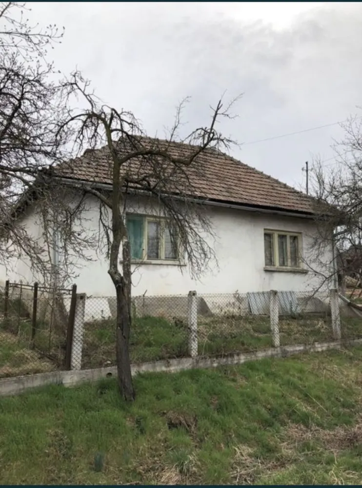 Casa cu teren 27 arii Pir - Vând casă cu grădină în satul Sărvăzel, comuna Pir la 20 de km de Tășnad și la 70 de km de Satu Mare în suprafața de 150mp utili decomandată cu 3 camere, un living, o bucătărie, o baie, 2 holuri, o cămară și o cameră pentru cuptor. 
Casa dispune de un teren aferent de 27 de arii (2700 mp) împrejmuită cu gard, în curte se mai află o fântână cu apă bună, o pivniță de 20mp, o șură mare și niște cotețe pentru diferite animale. În grădină sunt diferiți pomi fructiferi.
Casa este tencuită, bucătăria și baia fiind renovate recent.
Utilitățile de care dispune casa sunt curentul și apa, încălzirea este prin sobă cu lemne. Apa caldă este dată de un boiler care merge pe curent electric.
Casa are fosă septică.
Frontul casei este de 50 de metri.
Drumul este asfaltat în sat.
Casa se vinde mobilată și utilată.
Pret 25.000€ negociabil.