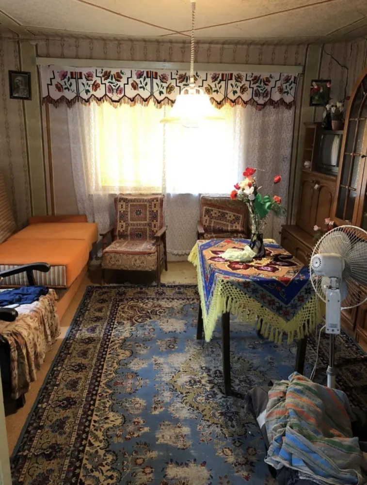 Casa cu teren 27 arii Pir - Vând casă cu grădină în satul Sărvăzel, comuna Pir la 20 de km de Tășnad și la 70 de km de Satu Mare în suprafața de 150mp utili decomandată cu 3 camere, un living, o bucătărie, o baie, 2 holuri, o cămară și o cameră pentru cuptor. 
Casa dispune de un teren aferent de 27 de arii (2700 mp) împrejmuită cu gard, în curte se mai află o fântână cu apă bună, o pivniță de 20mp, o șură mare și niște cotețe pentru diferite animale. În grădină sunt diferiți pomi fructiferi.
Casa este tencuită, bucătăria și baia fiind renovate recent.
Utilitățile de care dispune casa sunt curentul și apa, încălzirea este prin sobă cu lemne. Apa caldă este dată de un boiler care merge pe curent electric.
Casa are fosă septică.
Frontul casei este de 50 de metri.
Drumul este asfaltat în sat.
Casa se vinde mobilată și utilată.
Pret 25.000€ negociabil.