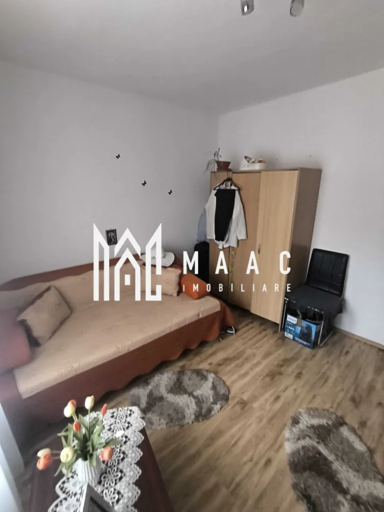 Apartament 3 Camere | Pivniță, Balcon | 68 Mp | Vasile Aaron - MAAC Imobiliare vă oferă spre vânzare un apartament cochet de 3 camere, cu o suprafață de 68 mp, situat la etajul 4, într-o zonă frumoasă și liniștită din cartierul Vasile Aaron.

Apartamentul este mobilat, are balcon și pivniță, fiind ideal pentru o familie care își dorește o locuință gata de mutat. Camerele sunt luminoase și bine compartimentate, astfel încât oferă confort și spațiu suficient.

- Suprafață utilă: 68 mp
- 3 camere spațioase
- Mobilat
- Balcon + pivniță
- Aproape de centrul orașului, școli, magazine și transport public

O locuință practică și bine poziționată, care îmbină confortul cu accesul rapid la toate facilitățile importante ale orașului.

Pentru mai multe detalii sau pentru a programa o vizionare, vă rugăm să ne contactați, specificând ID:CP2702777