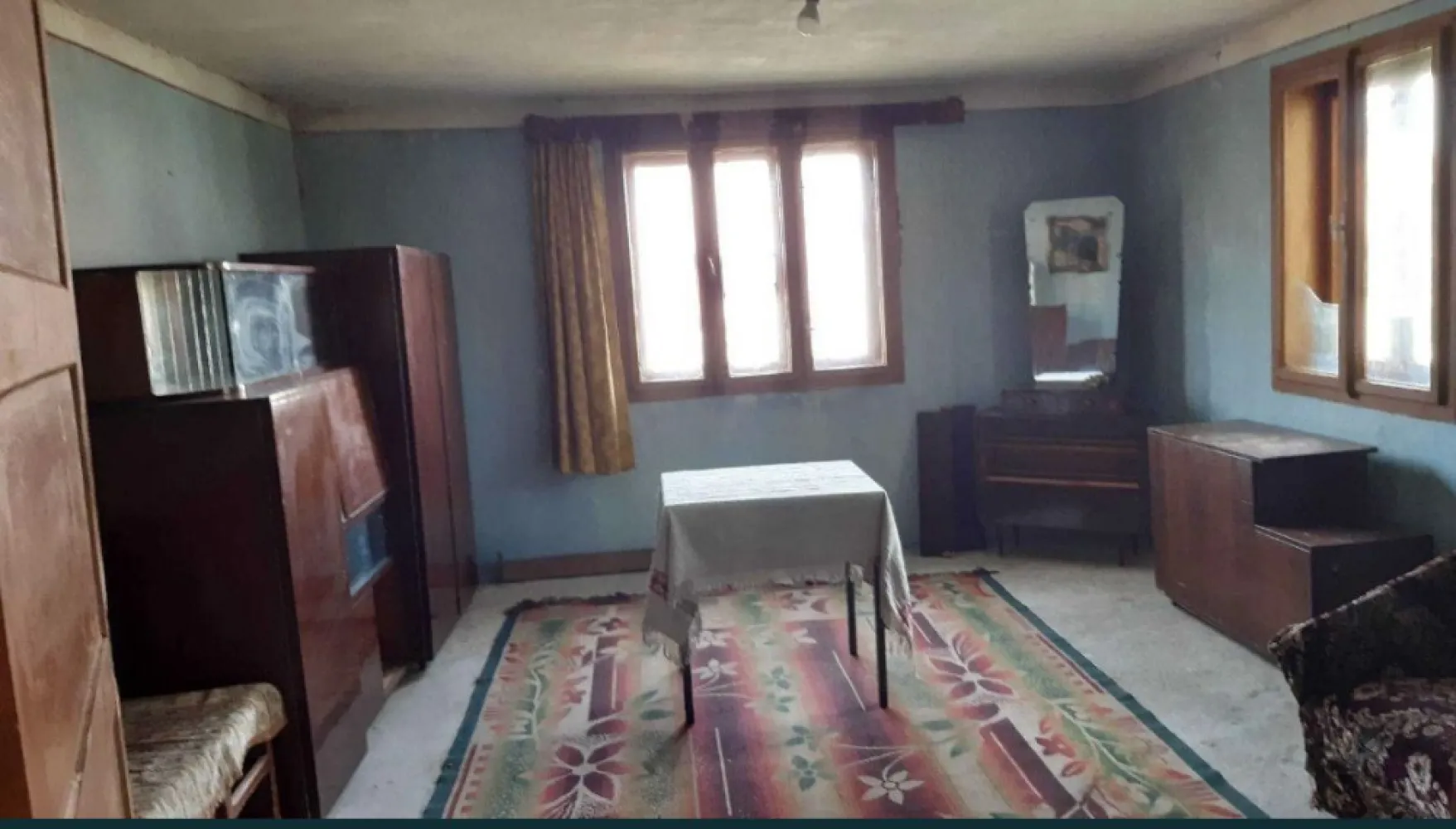 Casa de vanzare!!! - Vand casa (4 camere, bucatarie, hol - 148 mp) plus o bucatarie de vara (bucatarie, spais, spatiu depozitare si beci - 51 mp) in Resighea. Proprietatea se intinde pe o suprafata de 60 ari (curte, gradina, ograda) si dispune de apa curenta. Necesita renovare.