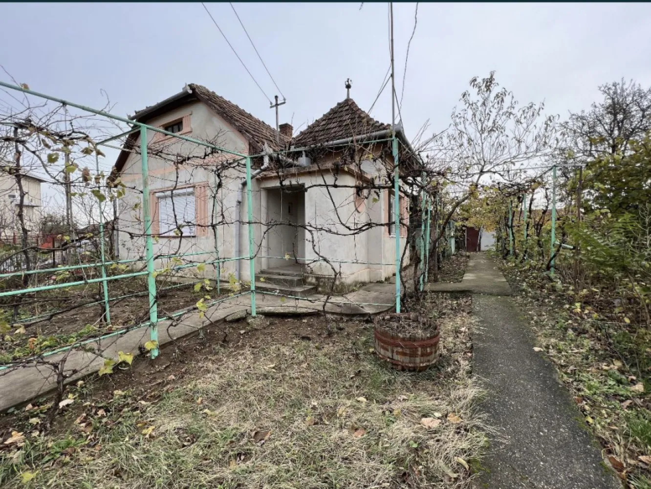 Casa de vanzare in Tasnad, SM oportunitate de investitie - Oportunitate unică de investiție în Tasnad: Casă spațioasă, cu gradina spatioasa cu potențial excepțional de venit.

Caracteristici cheie:
4 camere, 2 bucatarii, baie, debara, pod, beci
Suprafață de 464mp
Curte privată generoasă, perfectă pentru relaxare și divertisment în aer liber

Localizare:

Statiunea-minune cu cea mai purã apa termalã din
România, aflata in Tasnad, jud Satu-Mare vizitat de cca 300.000 oameni lunar.

Proprietatea se află într-o zonă linistita din Tasnad, cu acces rapid la centrul orasului, restaurante și statiunea balneara Tasnad.

Cu o investiție suplimentară pentru renovare și amenajare în stil Airbnb sau casa de vacanta, această proprietate are potențialul de a genera un profit anual impresionant multumita localizarii.

Pentru mai multe detalii sau o vizionare, vă stau la dispozitie la numarul de telefon din anunt.