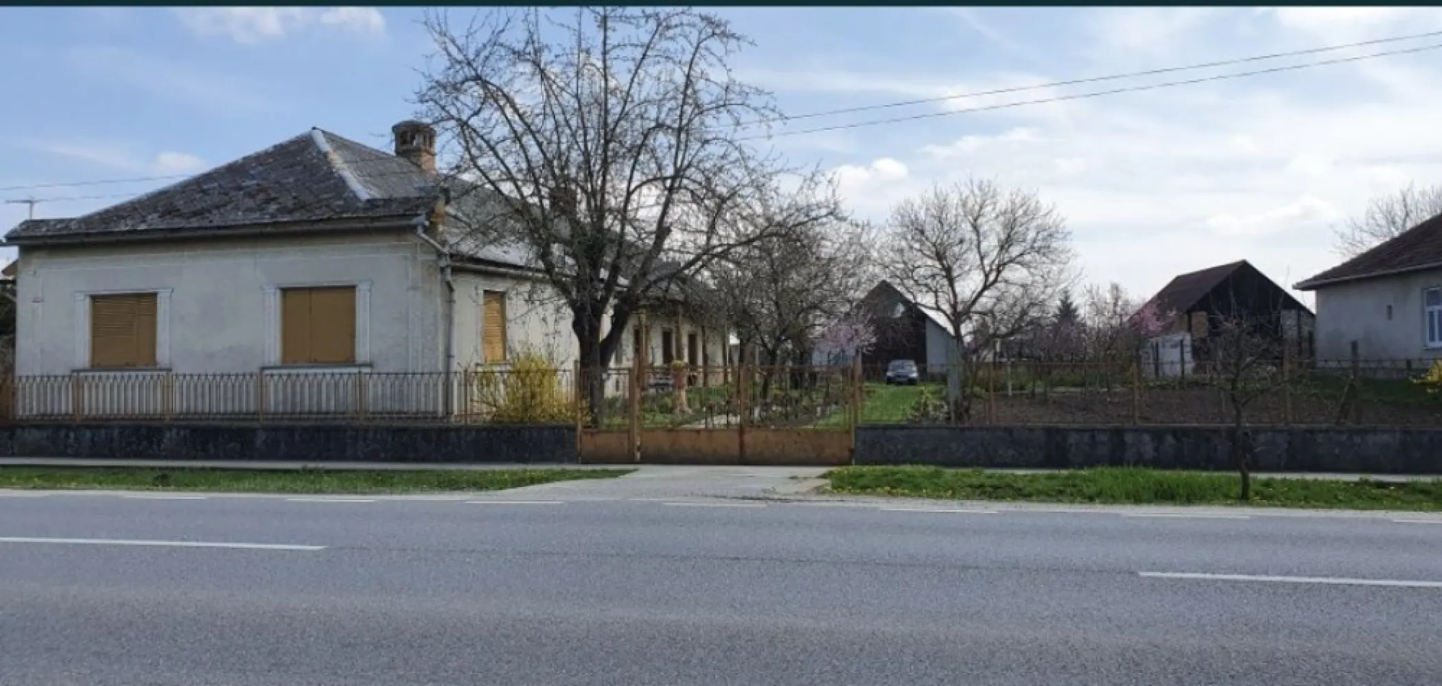 Vand casa in Com.Petresti, ultracentral, 42 ari teren - Vând casă în Com.Petrești, ultracentral, 42 ari teren
De vânzare casă familială, tipic șvăbească, situată ultracentral, pe drumul principal DN19 în Com.Petrești.
Casa este compusă din: 6 camere, bucătărie, hol, cămară de alimente, pivniță sănătoasă/uscată, 2 grajduri, șură mare, anexe gospodărești.
Utilități: apă, curent, 2 sobe de teracotă, canalizare pe stradă, autorizație pentru racordarea la rețeaua de gaz.
Suprafețe: casă 250 mp
grădină/curte: 18 ari (bine îngrijită, cu pomi fructiferi pe rod și viță de vie, are și o fântână în curte); front dublu cu posibilitatea unei construcții noi pe terenul alăturat
teren arabil: 24 ari (bine delimitat de grădină/curte printr-un gard)
Casa este cu actele la zi.
Preț: 52.000 € ușor negociabil
Rog și ofer seriozitate.
Nr.telefon: 07******56 zero-şapte-patru-zero-opt-patru-şase-opt-cinci-şase