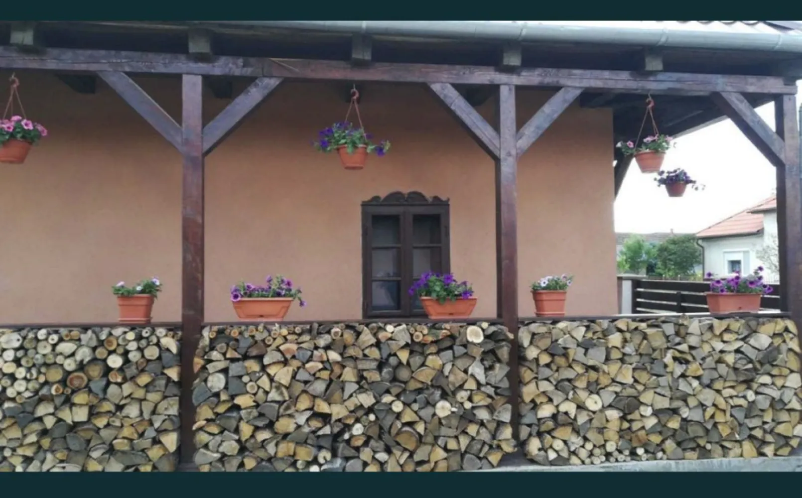 Casa in sat Ghirisa - De vanzare casa in localitatea Ghirisa, compusa din doua camere, bucatarie, baie, garaj, bucatarie de vara, terasa, livada pe rod, de 8 ari.
Apa curenta de la retea si canalizare la strada.
Acoperisul si instalatia electrica schimbate recent.
Se vinde complet utilata si mobilata, inclusiv masina de tuns iarba, motocoasa, drujbe, frigidere, scule de gradinarit, rafturi garaj, etc.