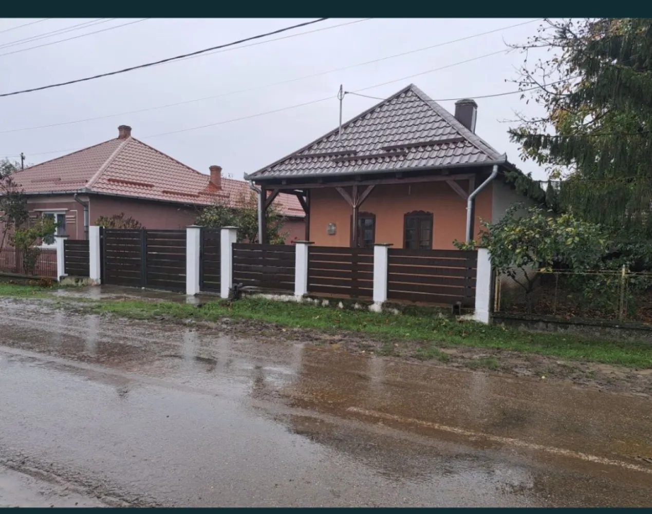 Casa in sat Ghirisa - De vanzare casa in localitatea Ghirisa, compusa din doua camere, bucatarie, baie, garaj, bucatarie de vara, terasa, livada pe rod, de 8 ari.
Apa curenta de la retea si canalizare la strada.
Acoperisul si instalatia electrica schimbate recent.
Se vinde complet utilata si mobilata, inclusiv masina de tuns iarba, motocoasa, drujbe, frigidere, scule de gradinarit, rafturi garaj, etc.