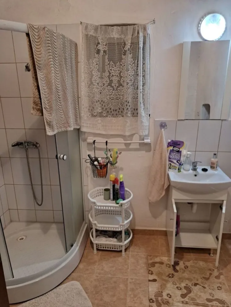 Casa in sat Ghirisa - De vanzare casa in localitatea Ghirisa, compusa din doua camere, bucatarie, baie, garaj, bucatarie de vara, terasa, livada pe rod, de 8 ari.
Apa curenta de la retea si canalizare la strada.
Acoperisul si instalatia electrica schimbate recent.
Se vinde complet utilata si mobilata, inclusiv masina de tuns iarba, motocoasa, drujbe, frigidere, scule de gradinarit, rafturi garaj, etc.