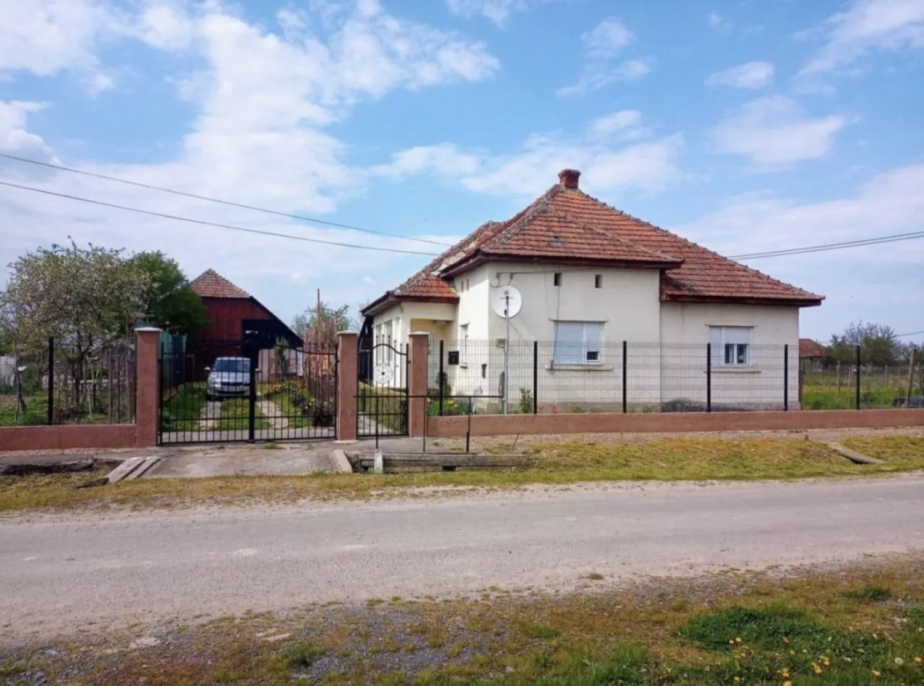 Casa de schimbare sau schimb cu apartament - Proprietar persoană fizică, vând (sau schimb cu apartament în Satu Mare şi eventual ofer diferenţa în Euro la înţelegere), casă din cărămidă cu fundaţie din beton, situată la 15 Km depărtare de Satu Mare, în sat Tătăreşti, Comuna Viile Satu Mare, drum nou foarte bun, complet reabilitat în urmă cu un an de zile. Casa are 3 camere cu o suprafaţă utilă de 105m², dotată cu sobe din teracotă, aer condiţionat Ferroli de 12000 BTU, montat în 2023, toaletă de serviciu în casă situată separat de baia mare (la fel situată în casă) care este dotată cu boiler mixt curent+lemne, cadă acryl, chiuvetă etc.(casa este construită în anul 1975).
Casa este racordată la apă curentă şi canalizare şi are internet, telefonie şi TV prin fibră optică de la Digi.
Proprietatea are o suprafaţă totală de 30 Ari, sunt practic 3 locuri de casă(casa propriuzisă şi încă 2 locuri de casă în stânga şi în dreapta casei iar unul dintre locuri are canalizare separată)şi are un front la stradă de 60m.
Strada pe care se află proprietatea este asfaltată şi se află la aprox. 250m distanţă de drumul principal care traversează localitatea, deci este o stradă liniştită(în partea stângă a proprietăţii se află o casă de rugăciune).
Casa are beci sub cămară, are terasă, bucătărie de vară,şură mare renovată recent, prevăzută în interior cu un grajd transformat în magazie de scule, garaj din lemn cu fundaţie din beton, fântână cu apă potabilă care poate fi folosită la udatul grădinii(fără a fi contorizată), coteţe de porci şi găini din cărămidă, afumătoare, geamuri termopan la jumătate din casă(inclusiv uşa de intrare principală)…
Gospodăria este prevăzută cu absolut toate sculele necesare întreţinerii proprietăţii(inclusiv diferite maşini de tuns iarba pe benzină etc.).
Ȋn şură sunt lemne de foc destule pentru cel puţin încă 3 ani de zile.
Proprietatea este cu absolut toate actele la zi, fără sarcini. Ȋn grădină sunt pomi fructiferi şi viţă de vie.
Casa se vinde mobilată şi utilată la înţelegere, sunt toate condiţiile de trai ca şi într-un apartament(TV-uri moderne, maşină de spălat haine,maşină de spălat vase cu 1 an vechime etc.).
Casa se află pe Str.Morii Nr.179, Sat Tătăreşti.
TELEFON 07*******06