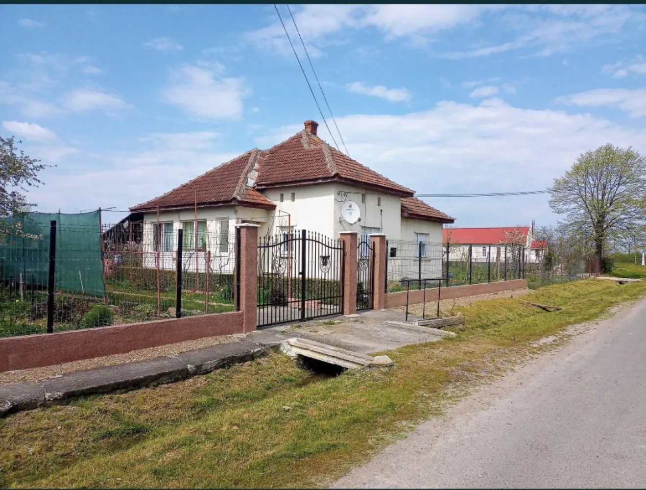 Casa de schimbare sau schimb cu apartament - Proprietar persoană fizică, vând (sau schimb cu apartament în Satu Mare şi eventual ofer diferenţa în Euro la înţelegere), casă din cărămidă cu fundaţie din beton, situată la 15 Km depărtare de Satu Mare, în sat Tătăreşti, Comuna Viile Satu Mare, drum nou foarte bun, complet reabilitat în urmă cu un an de zile. Casa are 3 camere cu o suprafaţă utilă de 105m², dotată cu sobe din teracotă, aer condiţionat Ferroli de 12000 BTU, montat în 2023, toaletă de serviciu în casă situată separat de baia mare (la fel situată în casă) care este dotată cu boiler mixt curent+lemne, cadă acryl, chiuvetă etc.(casa este construită în anul 1975).
Casa este racordată la apă curentă şi canalizare şi are internet, telefonie şi TV prin fibră optică de la Digi.
Proprietatea are o suprafaţă totală de 30 Ari, sunt practic 3 locuri de casă(casa propriuzisă şi încă 2 locuri de casă în stânga şi în dreapta casei iar unul dintre locuri are canalizare separată)şi are un front la stradă de 60m.
Strada pe care se află proprietatea este asfaltată şi se află la aprox. 250m distanţă de drumul principal care traversează localitatea, deci este o stradă liniştită(în partea stângă a proprietăţii se află o casă de rugăciune).
Casa are beci sub cămară, are terasă, bucătărie de vară,şură mare renovată recent, prevăzută în interior cu un grajd transformat în magazie de scule, garaj din lemn cu fundaţie din beton, fântână cu apă potabilă care poate fi folosită la udatul grădinii(fără a fi contorizată), coteţe de porci şi găini din cărămidă, afumătoare, geamuri termopan la jumătate din casă(inclusiv uşa de intrare principală)…
Gospodăria este prevăzută cu absolut toate sculele necesare întreţinerii proprietăţii(inclusiv diferite maşini de tuns iarba pe benzină etc.).
Ȋn şură sunt lemne de foc destule pentru cel puţin încă 3 ani de zile.
Proprietatea este cu absolut toate actele la zi, fără sarcini. Ȋn grădină sunt pomi fructiferi şi viţă de vie.
Casa se vinde mobilată şi utilată la înţelegere, sunt toate condiţiile de trai ca şi într-un apartament(TV-uri moderne, maşină de spălat haine,maşină de spălat vase cu 1 an vechime etc.).
Casa se află pe Str.Morii Nr.179, Sat Tătăreşti.
TELEFON 07*******06