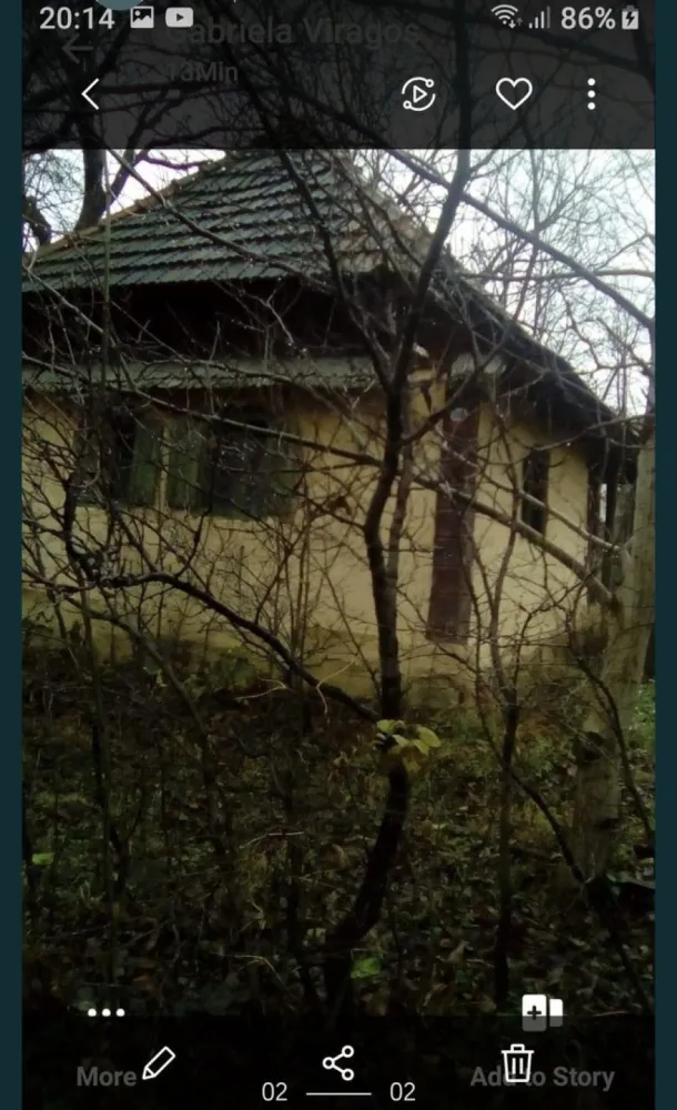 Vand casa batraneasca - Casa batraneasca, 2camere cu teren aferent 1700mp, situat in centrul satului Huta, com Certeze, jud Satu Mare. In spatele casei curge un parau. Teren cu casa intabulat.