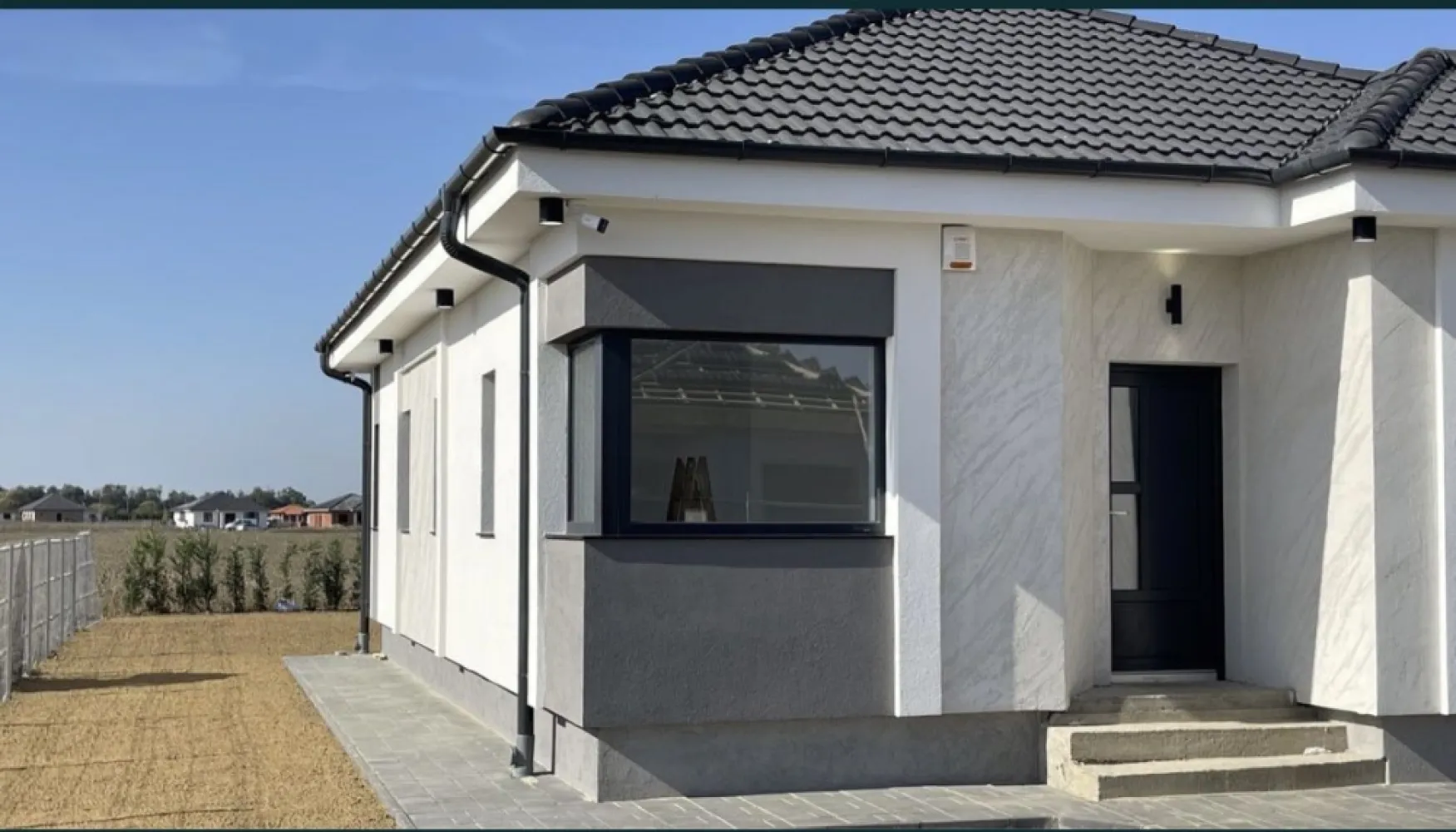 Casa de vanzare Odoreu, cartierul Olimp, Jud. Satu Mare - Casa de vânzare - Odoreu, cartierul Olimp, Jud. Satu Mare. Locuințe cu regim de înălțime parter, cu suprafata construită de aproximativ 95mp, teren de 300 mp. Complexul rezidential din ,,cartierul Olimp" este situat intre Satu Mare si Odoreu la 2 km de ieșirea din Oraș. Locuința prezentată este compusă din: - 3 dormitoare - Un open-space compus din Living si bucatarie; - 2 bai; - Debara. Stadiul la care se predă este descris mai jos: - Izolatie exterior cu polistiren grafitat de 15cm EPS 80 si tencuiala decorativa cu adaos de silicon si fibra de sticla, rezistenta la spălare; - Izolatie soclu cu polistiren extrudat si tencuiala decorativa hidrofoba - Tamplarie cu 3 sticle si 7 camere, gri antracit, marca Rehau; - Pereți tencuiti, gletuiti si zugraviti - Tavane finisate cu glet si zugravite - Termoizolația planșeului peste parter realizată cu spumă poliuretanică de 15 cm grosime, - Încălzire în pardosea, Centrala pe gaz - Sistemul de colectare al apei de ploaie pentru suprastructură incluse(jgheaburi și burlane) respectiv colectarea apei pluviale - Glafuri din granit incluse(pervaze exterioare si interioare) - O baie dotata cu dus si toate obiectele sanitare, finisata cu placi ceramice de calitate premium, lavoarul fiind construit tot din placi ceramice. - O baie dotata cu cada(vana) si toate obiectele sanitare, finisata cu placi ceramice de calitate premium, lavoarul fiind construit tot din placi ceramice. - Pardoseli finisate cu placi ceramice de calitate premium in living, holuri, bucatarie si in bai, - Pardoseli finisate cu parchet de trafic intens in dormitoare - Plinte din polimer de calitate superioara in toate incaperile - Corpuri de iluminat moderne, prize si intrerupatoare tactile din sticla - Usi de interior cu toc reglabil - Trotuare de protectie perimetrale betonate - Parcare si intrare betonata in fata casei - Împrejmuire perimetrală inclusă - Branșament de energie electrică realizat pe parcelă, până inclusiv în interiorul locuinței; - Branșament de apă curentă realizat pe parcelă, până inclusiv în interiorul locuinței; - Branșament de gaze naturale realizat pe parcelă, până inclusiv în interiorul locuinței; - Branșament de canalizare, până inclusiv în interiorul locuinței; - Rețeaua RCS-RDS, până inclusiv în interiorul locuinței; - Instalație electrică interioară; - Instalație sanitară interioară; - Instalație de încălzire în pardosea; Prețul de vânzare este de 99000EURO. Pentru informații, vă rugăm sa ne contactați la numărul de telefon din anunt sau prin mesaj pe platforma.
