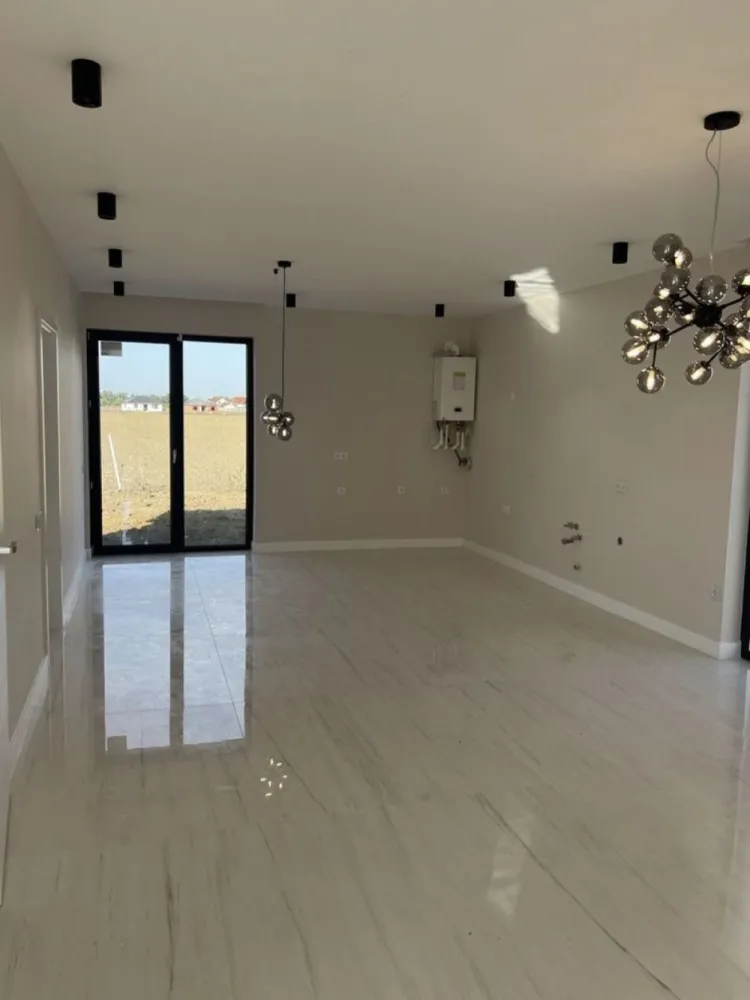 Casa de vanzare Odoreu, cartierul Olimp, Jud. Satu Mare - Casa de vânzare - Odoreu, cartierul Olimp, Jud. Satu Mare. Locuințe cu regim de înălțime parter, cu suprafata construită de aproximativ 95mp, teren de 300 mp. Complexul rezidential din ,,cartierul Olimp" este situat intre Satu Mare si Odoreu la 2 km de ieșirea din Oraș. Locuința prezentată este compusă din: - 3 dormitoare - Un open-space compus din Living si bucatarie; - 2 bai; - Debara. Stadiul la care se predă este descris mai jos: - Izolatie exterior cu polistiren grafitat de 15cm EPS 80 si tencuiala decorativa cu adaos de silicon si fibra de sticla, rezistenta la spălare; - Izolatie soclu cu polistiren extrudat si tencuiala decorativa hidrofoba - Tamplarie cu 3 sticle si 7 camere, gri antracit, marca Rehau; - Pereți tencuiti, gletuiti si zugraviti - Tavane finisate cu glet si zugravite - Termoizolația planșeului peste parter realizată cu spumă poliuretanică de 15 cm grosime, - Încălzire în pardosea, Centrala pe gaz - Sistemul de colectare al apei de ploaie pentru suprastructură incluse(jgheaburi și burlane) respectiv colectarea apei pluviale - Glafuri din granit incluse(pervaze exterioare si interioare) - O baie dotata cu dus si toate obiectele sanitare, finisata cu placi ceramice de calitate premium, lavoarul fiind construit tot din placi ceramice. - O baie dotata cu cada(vana) si toate obiectele sanitare, finisata cu placi ceramice de calitate premium, lavoarul fiind construit tot din placi ceramice. - Pardoseli finisate cu placi ceramice de calitate premium in living, holuri, bucatarie si in bai, - Pardoseli finisate cu parchet de trafic intens in dormitoare - Plinte din polimer de calitate superioara in toate incaperile - Corpuri de iluminat moderne, prize si intrerupatoare tactile din sticla - Usi de interior cu toc reglabil - Trotuare de protectie perimetrale betonate - Parcare si intrare betonata in fata casei - Împrejmuire perimetrală inclusă - Branșament de energie electrică realizat pe parcelă, până inclusiv în interiorul locuinței; - Branșament de apă curentă realizat pe parcelă, până inclusiv în interiorul locuinței; - Branșament de gaze naturale realizat pe parcelă, până inclusiv în interiorul locuinței; - Branșament de canalizare, până inclusiv în interiorul locuinței; - Rețeaua RCS-RDS, până inclusiv în interiorul locuinței; - Instalație electrică interioară; - Instalație sanitară interioară; - Instalație de încălzire în pardosea; Prețul de vânzare este de 99000EURO. Pentru informații, vă rugăm sa ne contactați la numărul de telefon din anunt sau prin mesaj pe platforma.