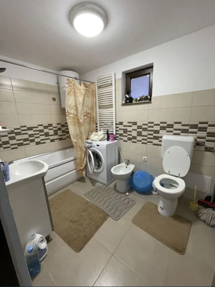 Casa individuala P+1 - Casa finisata si mobilata intrare in Amati La 2 minute de Carpati 2 Strada asfaltata 112mp util 1 living mare 4x5mp 2 dormitoare 1 bucatarie cu debara 1 dresing 1 baie 1 spatiu tehnic pentru centrala 2 terase fata si spate Teren 2500mp Pomi fructiferi diversi in curtea din spate Casa este finisata cu mobila ca si in poze Apa, Curent, Canalizare, incalzire centrala Pelet si calorifere Constructie finalizata 2018-2019 Constructie edificata cu CF Casa este in extravilan