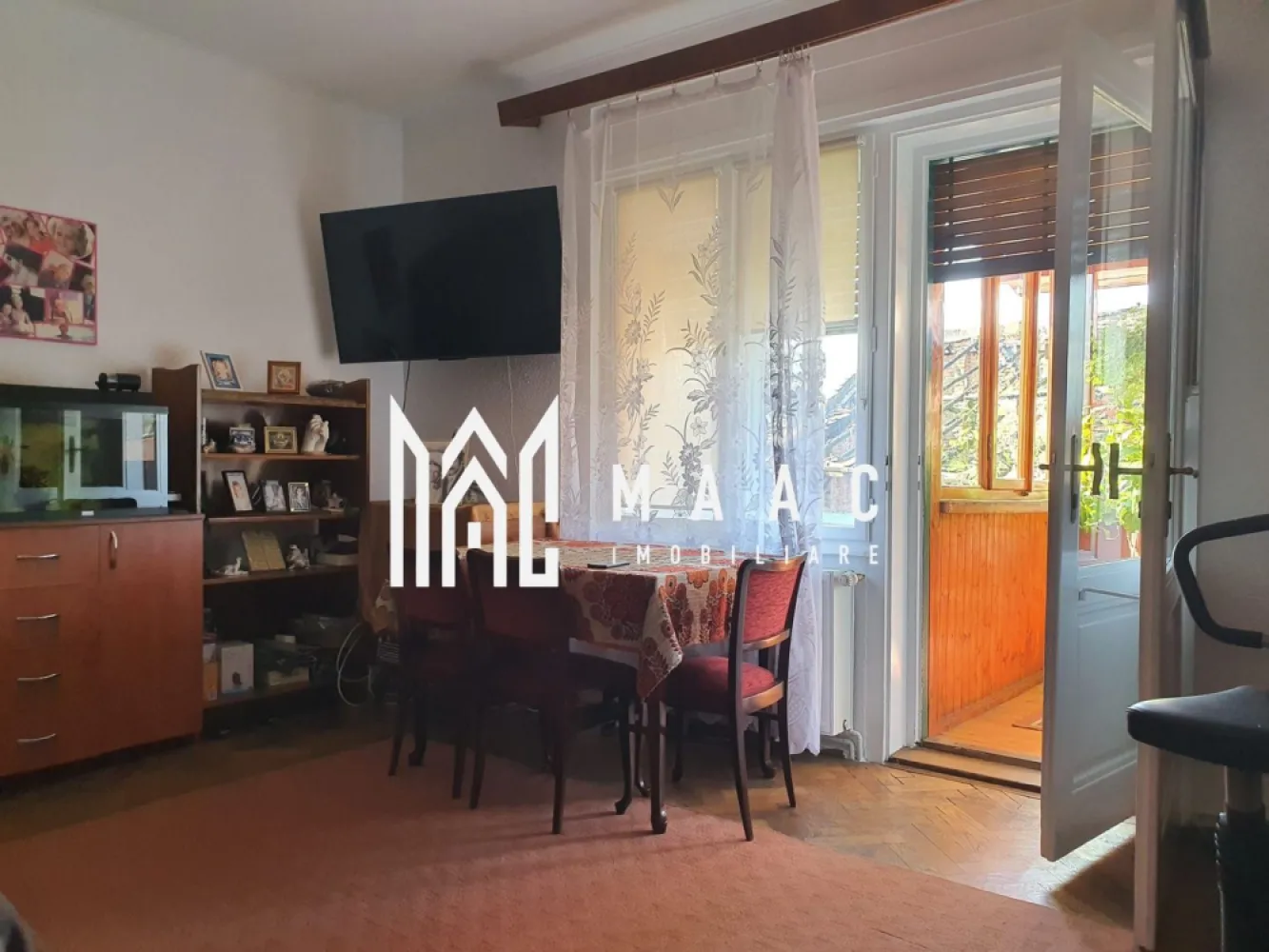 Apartament la Casă | 4 Camere | 129MPU | Zona Centrală, Sibiu - MAAC Imobiliare vă propune spre vânzare un apartament deosebit, situat într-o clădire cu doar 2 apartamente, în zona centrală a Sibiului. Proprietatea se remarcă prin spațiile generoase, elementele originale foarte bine păstrate și potențialul excelent de amenajare.

 Detalii apartament:
Suprafață utilă: 129 mp
Etaj: 1
4 camere foarte spațioase
Bucătărie închisă
Hol imens la intrare
Debara mare
Cămară
2 băi
Terasă generoasă
Parchet din lemn masiv
Geamuri duble din lemn, originale, foarte bine întreținute
Se vinde mobilat și utilat clasic

 Anexe și facilități suplimentare:
Pivniță de 47 mp
Pod mansardabil pe toată suprafața imobilului
Casă a scărilor din lemn original, recent recondiționată și vopsită

 Locație: zonă centrală, una dintre cele mai apreciate din Sibiu, cu acces facil la toate punctele de interes ale orașului.
 Ideal pentru o locuință spațioasă, elegantă sau pentru investiție (închiriere, regim hotelier).

📞 Contactează-ne pentru mai multe detalii sau pentru a programa o vizionare, menționați CP2702472 !