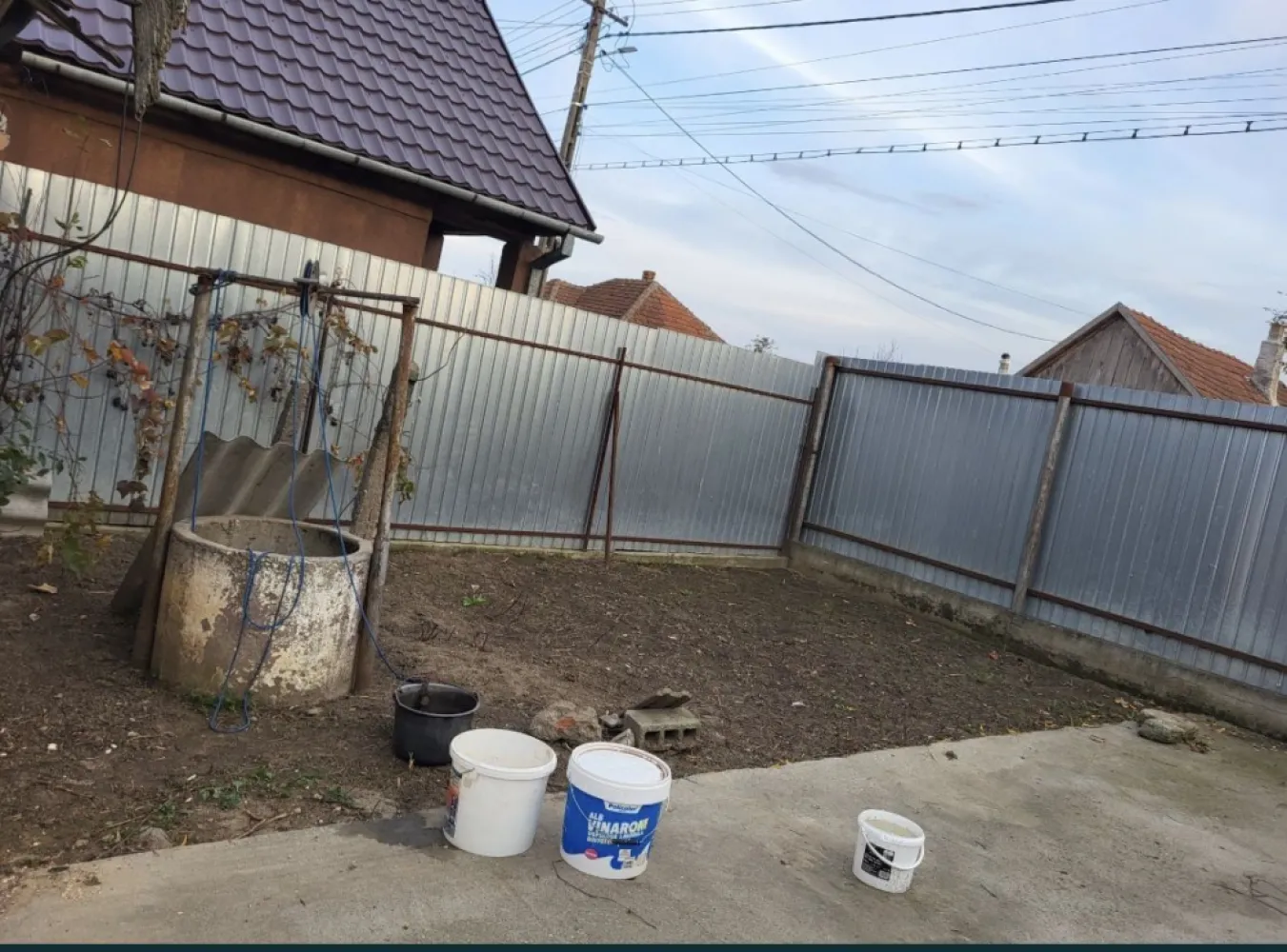 Vand casa in rosu 120mp - Vând casă în roșu 120mp, teren 14.7 arii, cu două hale de 130 mpi și 120 mp .Pentru mai multe detalii în privat.