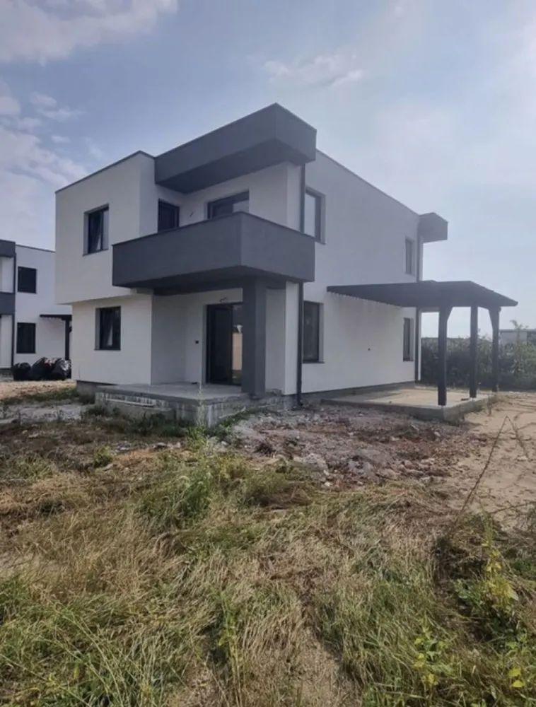 Case de vanzare cartier Iris 2 Martinesti - Proprietar,Vând 2 Case noi Individuale P+1 Zona Mărtinești Cartier Iris 2 str.Constantin Brâncuşi vizazi de sala de nunti Infinity Ballroom. Suprafața construită este de 150mp,utilă de 125mp+loc pentru maşină acoperit cu pergole. Casele se predau in următoarele condiții: -toate utilitățile Curent,Gaz,Apă,Canal RDS Geamuri termopan Rehau Synego cu 7 camere 3 sticle si 3 garnituri Pervaze interioare+exterioare din marmură. -Instalație electrică -Instalatie sanitară cu incălzire in pardosea la parter şi etaj. -Interior tencuit şi gletuit -Exterior izolat cu polistiren de 10cm+silicat alb şi gri -Izolatie acoperiş: -polistiren extrudat de 5cm+polistiren de 10cm -şapă -izolație membrană Compartimentare parter -Hol -Living -Bucătărie -Baie -Terasă Compartimentare etaj -3 Dormitoare -1 Dressing -1 Baie -Hol -2 Balcoane izolate şi placate cu gresie. Pentru mai multe informatii:0743498581